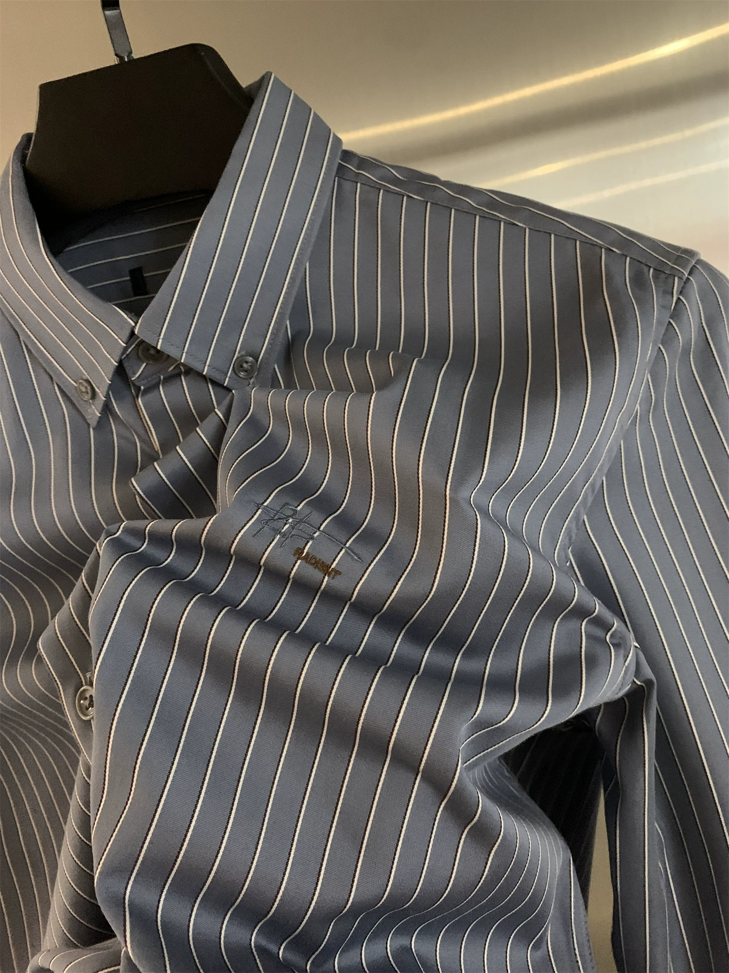 Don Quixote Hàng Tốt! Mềm mịn như lụa! Áo sơ mi nam dài tay kẻ sọc dọc cổ trụ mùa xuân thu.