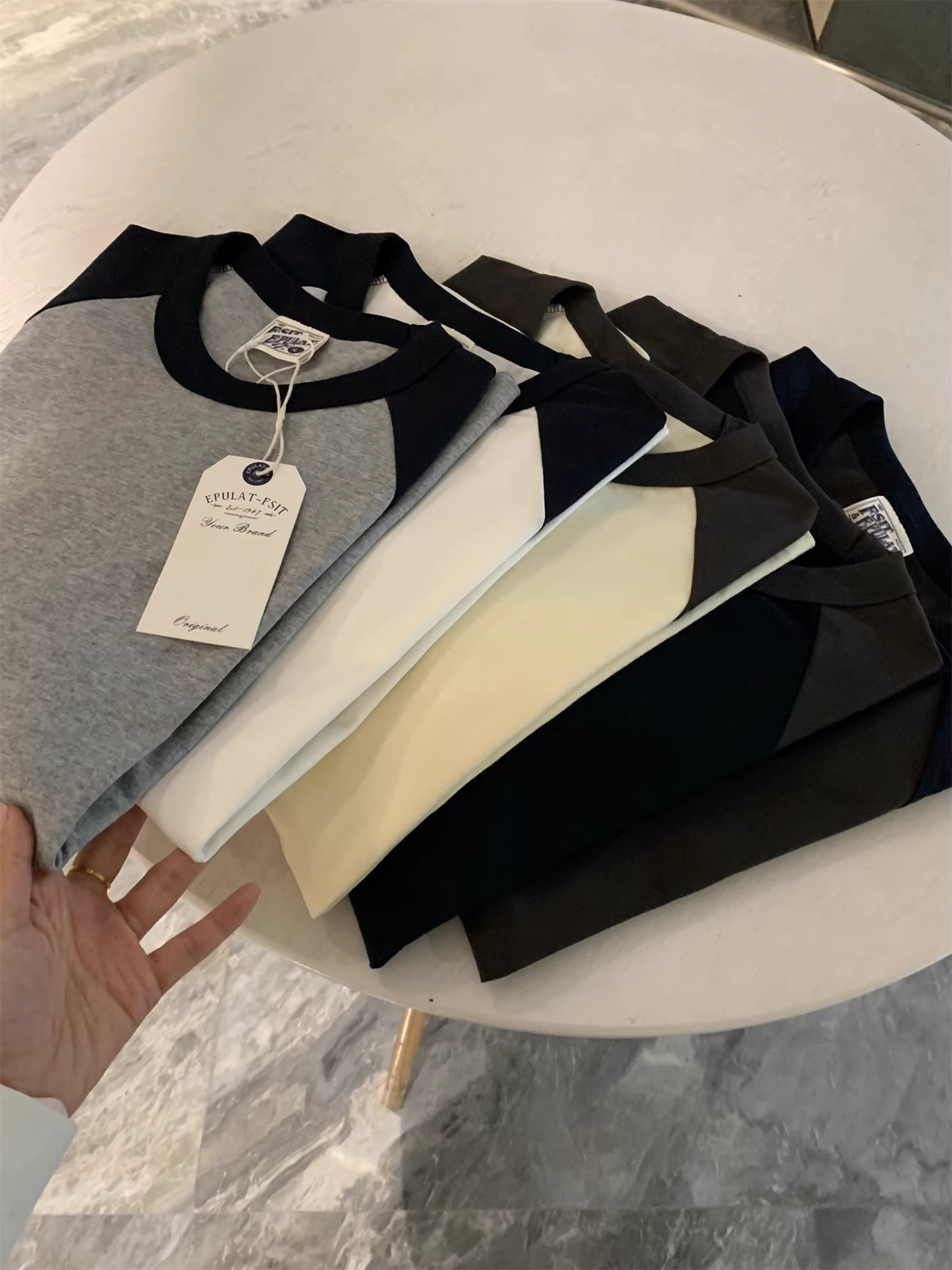 Dòng sản phẩm Don Quixote! Chất liệu vải cotton chải kỹ! Áo thun nam tay raglan phối màu.