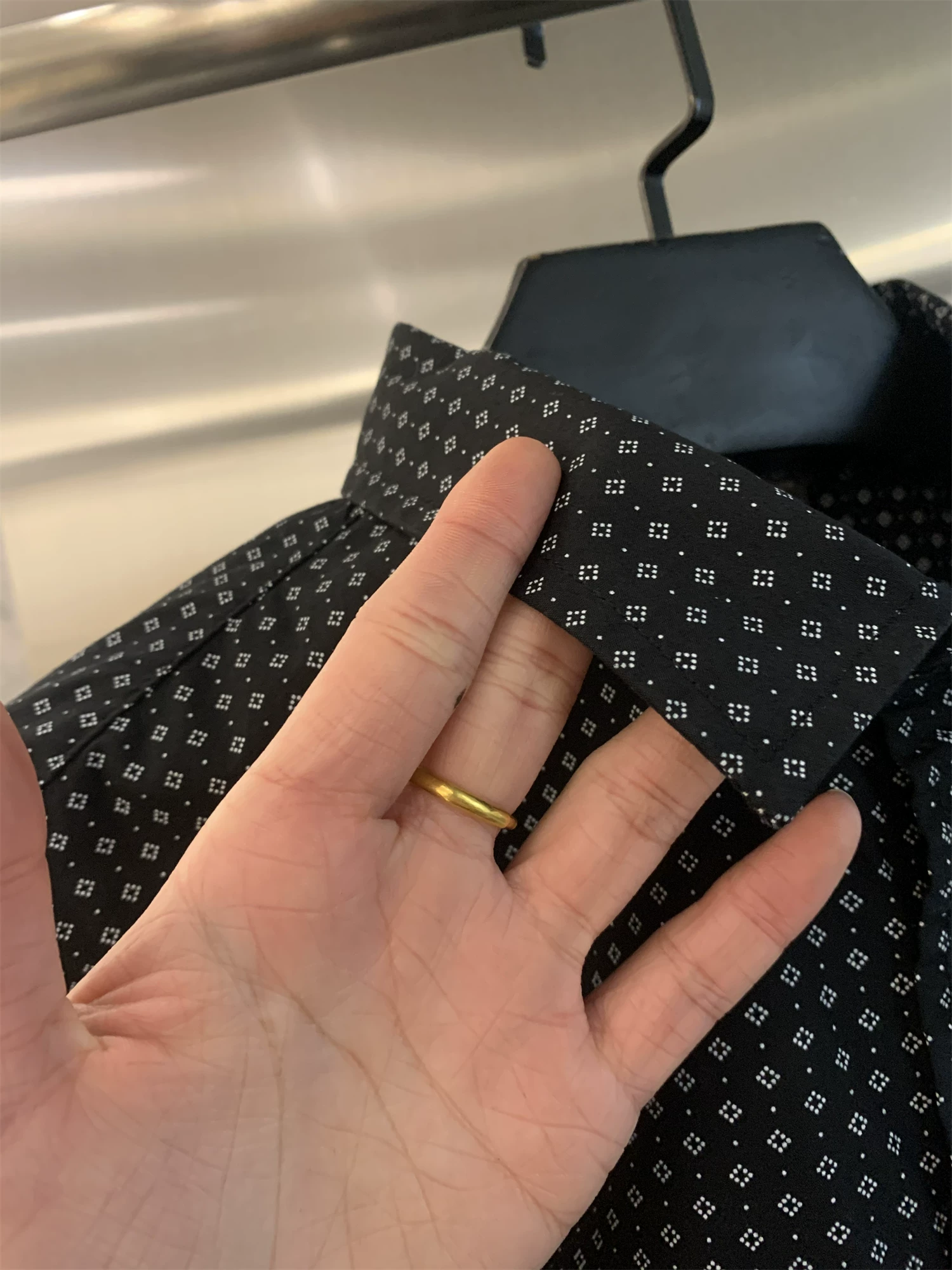 Don Quixote đến Thụy Điển! Thiết kế hoa văn chấm bi! Áo sơ mi dài tay đa năng, phong cách thường ngày dành cho nam.