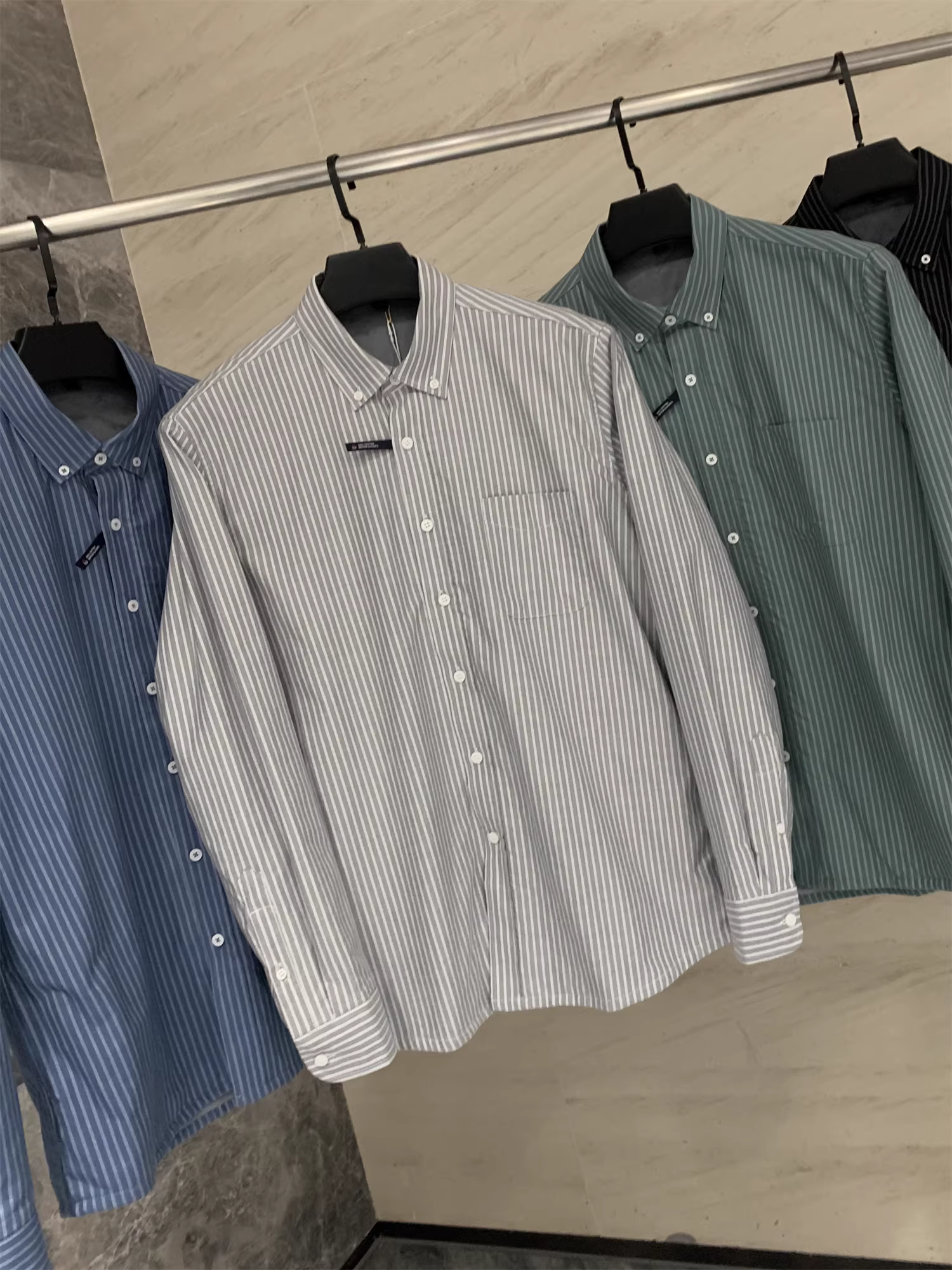 Đơn đặt hàng của công ty Don Quixote ODM! Quần áo may sẵn đã được giặt sạch! Áo sơ mi dài tay kẻ sọc dày dặn, lót lông cừu, cổ trụ, thời trang mùa thu đông.