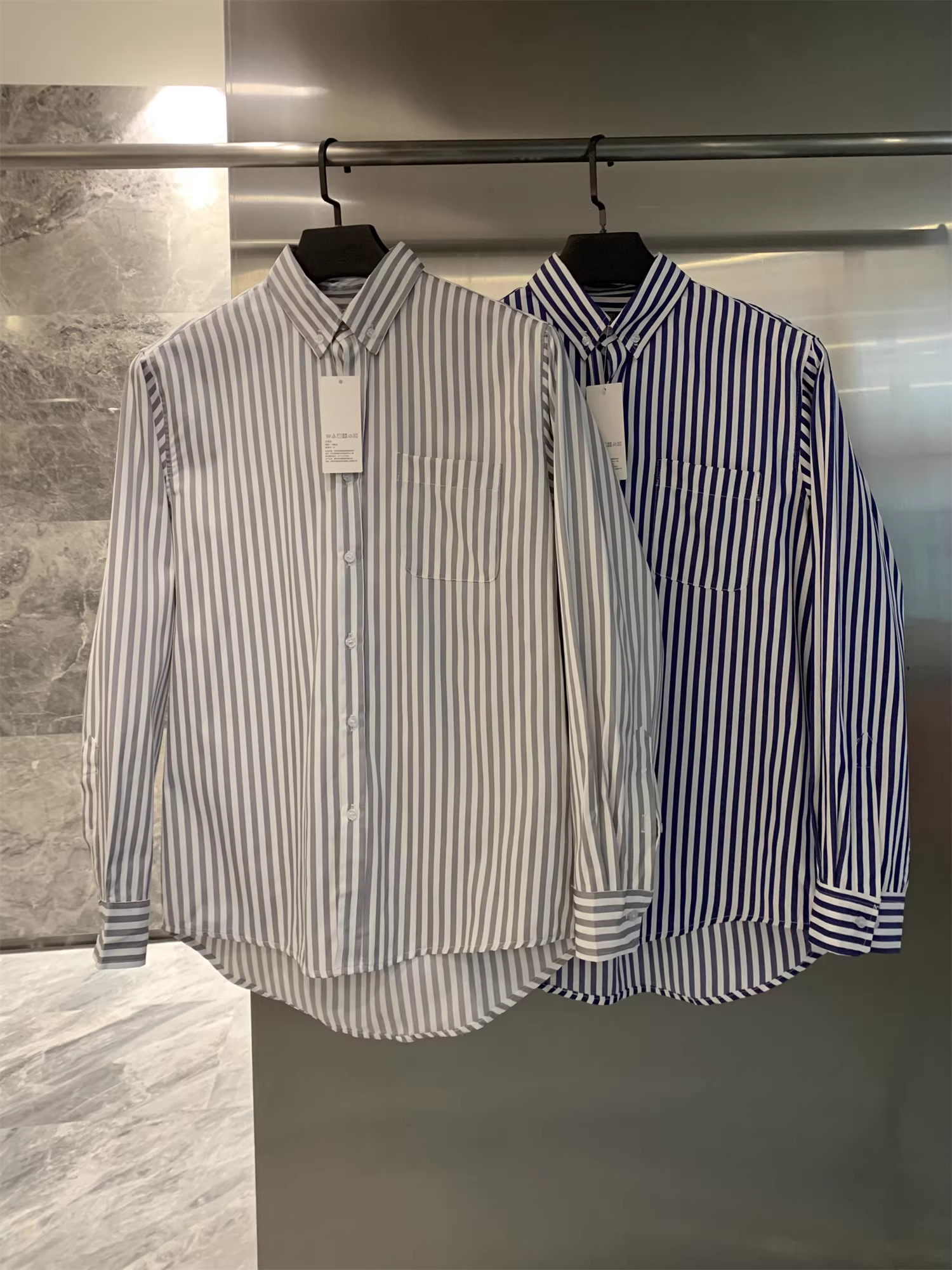 Món đồ không thể thiếu của người yêu thích Don Quixote! Áo sơ mi dài tay có cổ, chất liệu cotton dài sợi, vân sọc dọc, thoáng khí, unisex.