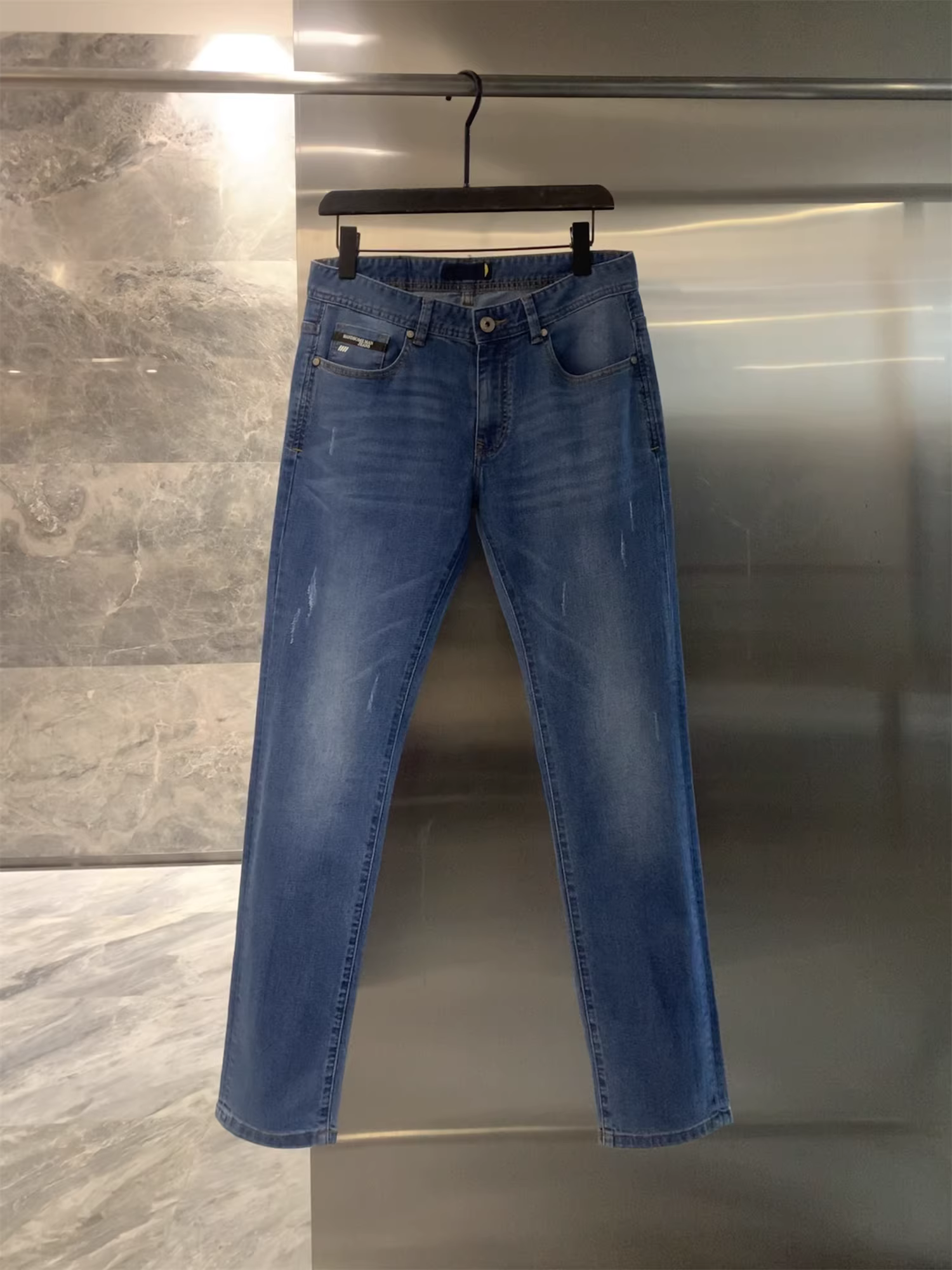 Ưu đãi đặc biệt Don Quixote! Quần jean nam chất liệu thoáng mát, dễ giặt, kiểu dáng xuề xòa, màu phai nhẹ, thích hợp cho mùa hè.