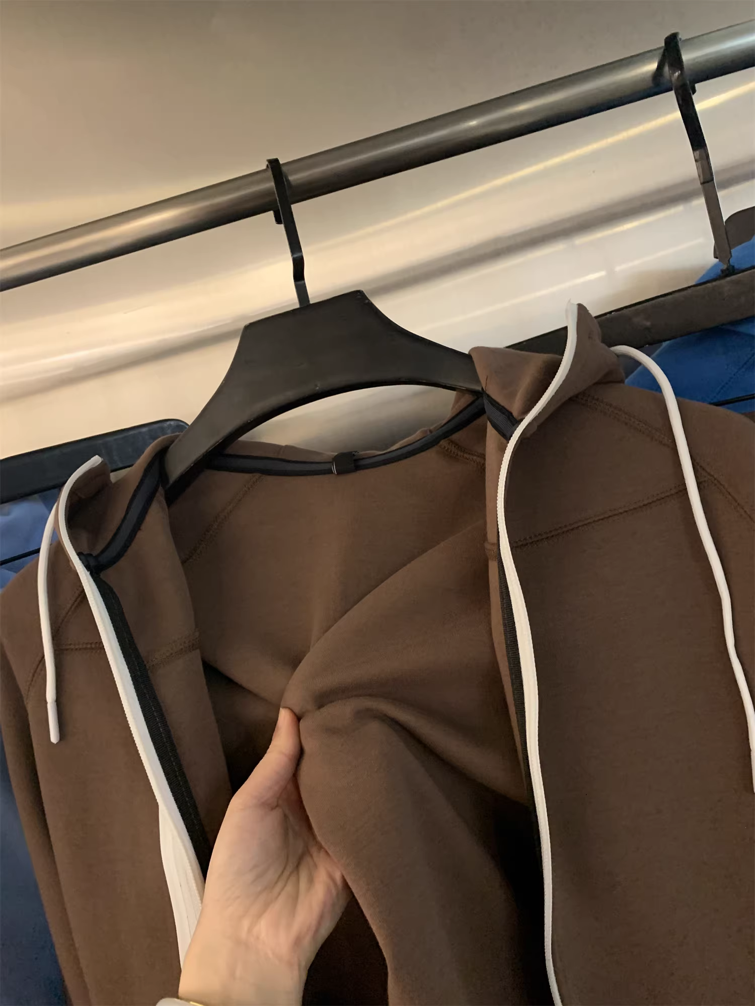 Don Quixote, bộ sản phẩm được giảm giá! Bộ đồ thể thao dệt kim tổng hợp, mềm mại, tinh tế, thân thiện với da, gồm áo và quần.