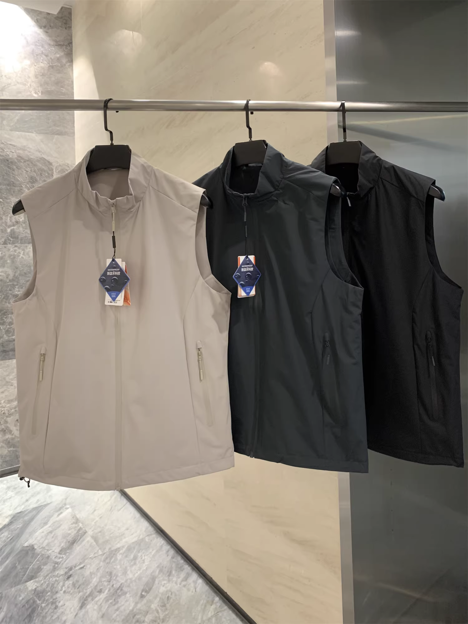 Công nghệ nhẹ nhàng của Don Quixote! Áo vest đa năng, co giãn, thoáng khí, mềm mại, cổ đứng, dành cho nam và nữ.