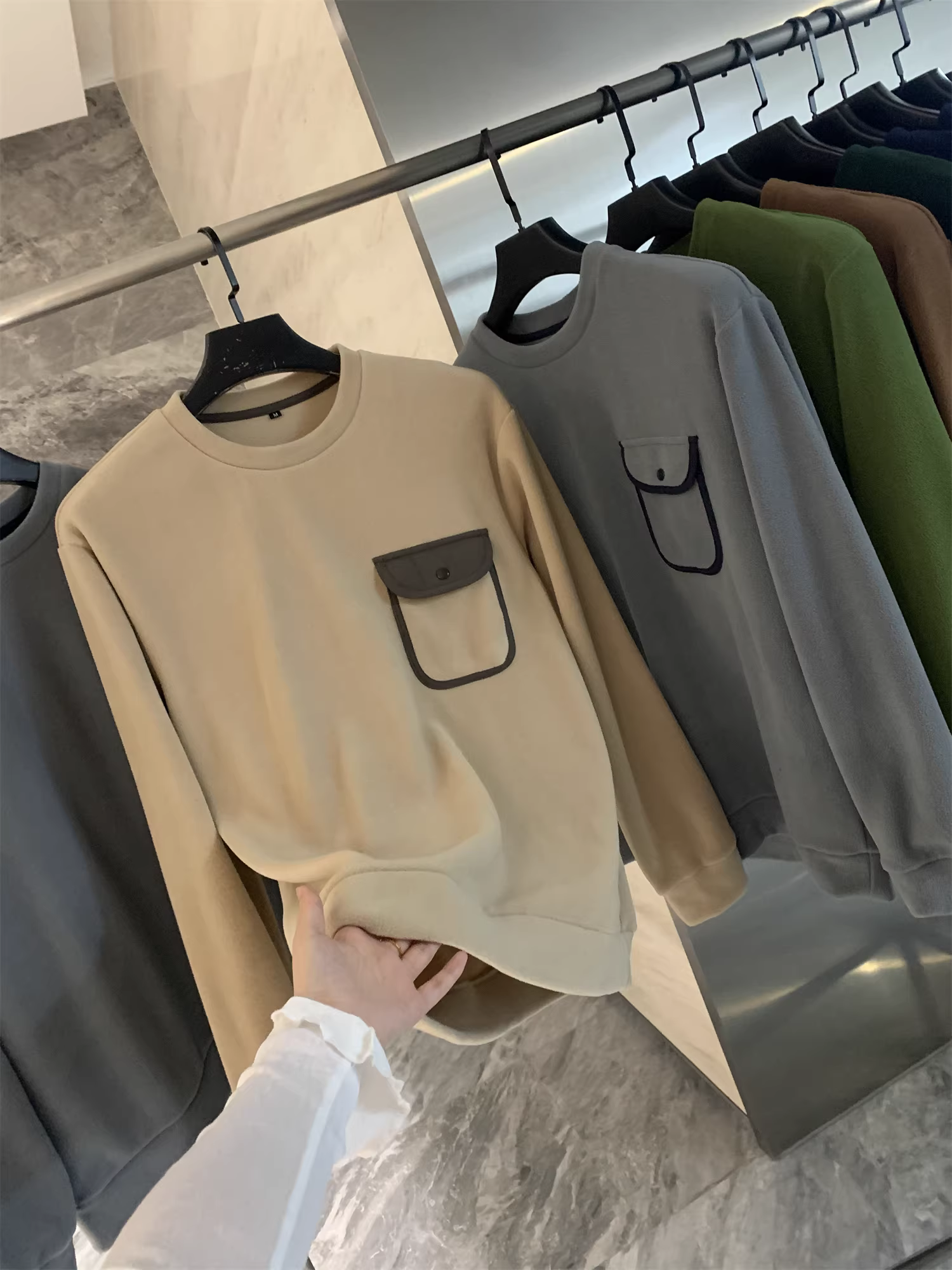 Don Quixote: Giá trị vượt trội so với tiền bạc! Nhẹ và ấm áp! Áo len nam cổ tròn có túi, kiểu dáng thời thượng mùa thu.