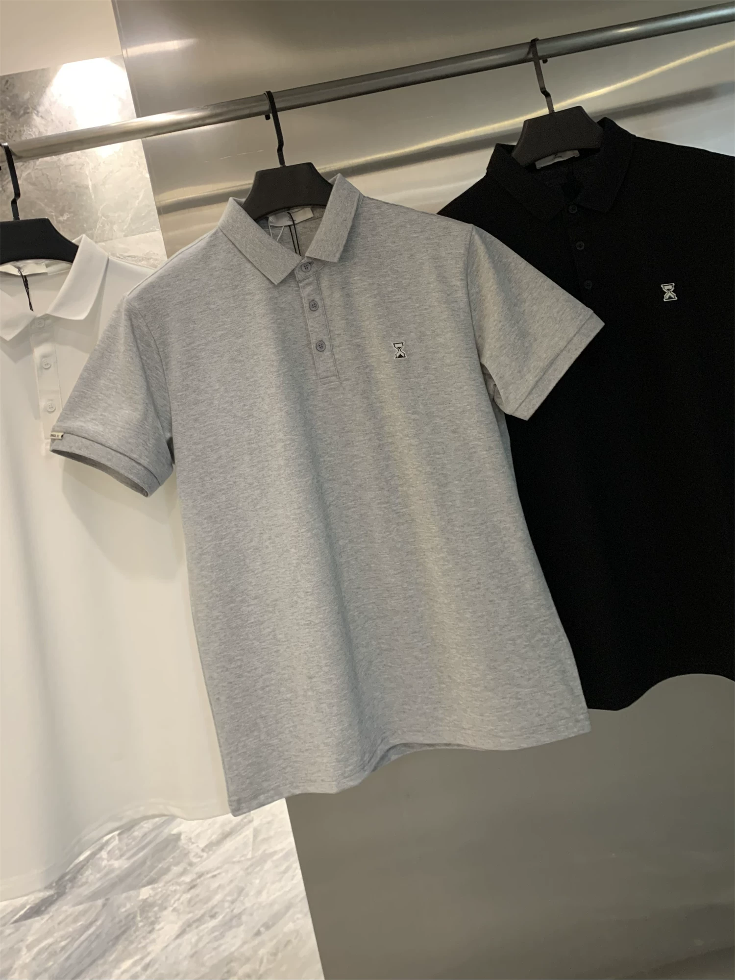 Áo polo nam tay ngắn chất liệu cotton pique cao cấp, kiểu dáng Don Quixote, màu trơn, phong cách lịch sự nhưng vẫn trẻ trung, hợp thời trang.