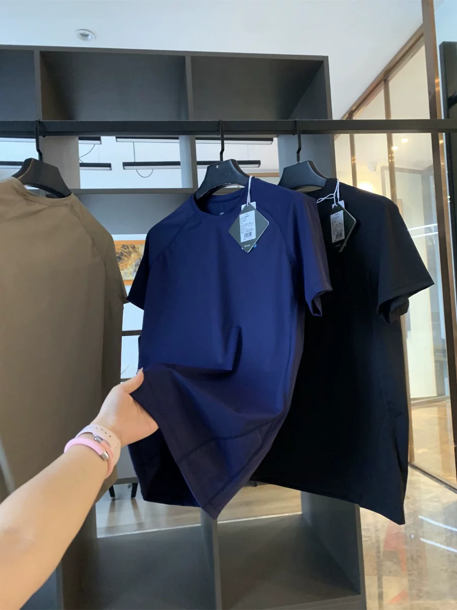 Phong cách Don Quixote! Vải thun co giãn bốn chiều đục lỗ bằng laser! Áo thun nam tay ngắn nhanh khô, kiểu dáng ba chiều, thích hợp cho hoạt động ngoài trời