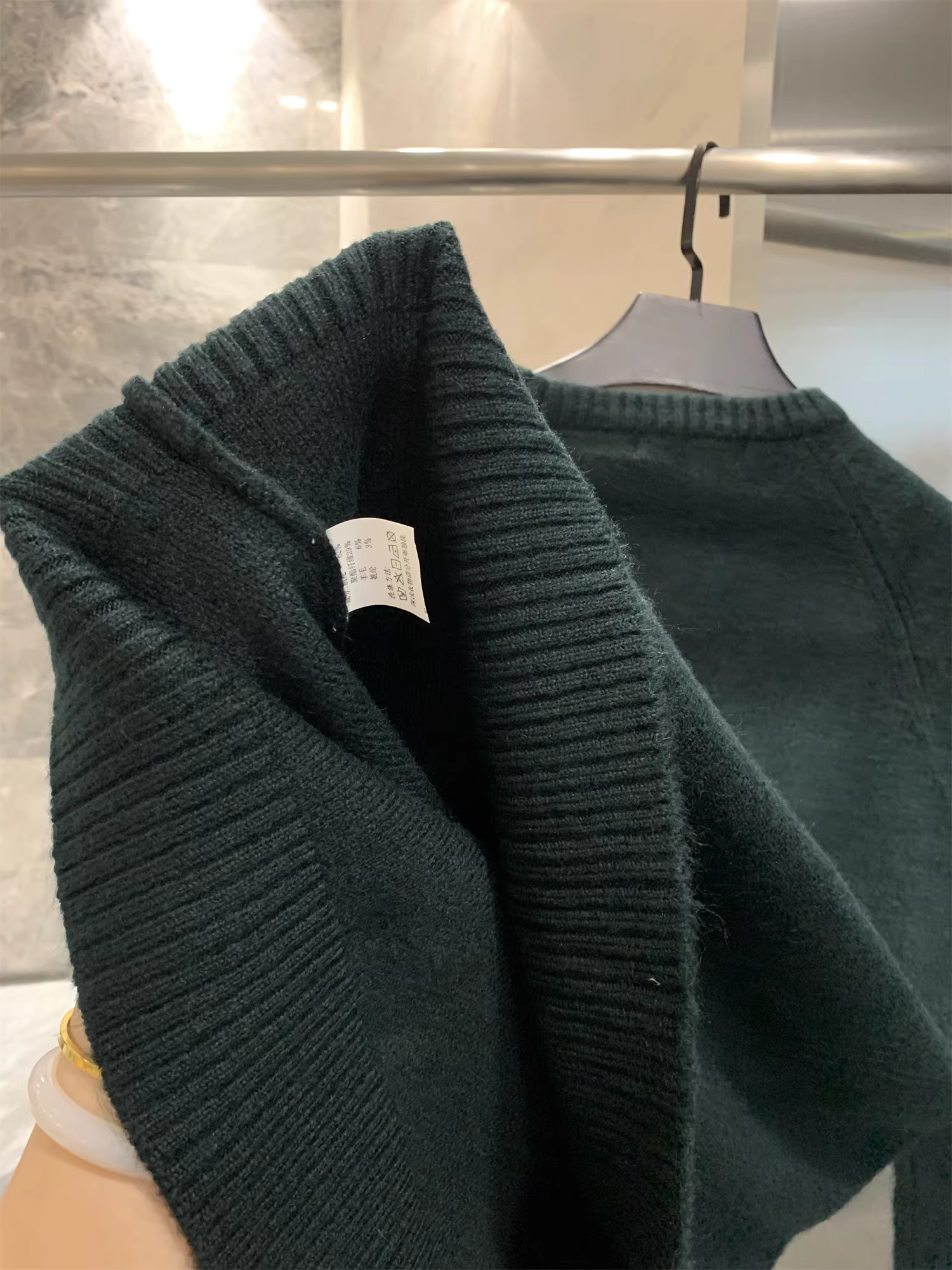 Áo len pha len Don Quixote! Áo len nam mùa thu đông, kiểu dáng đa năng, màu trơn, cổ tròn, chất liệu dệt kim.