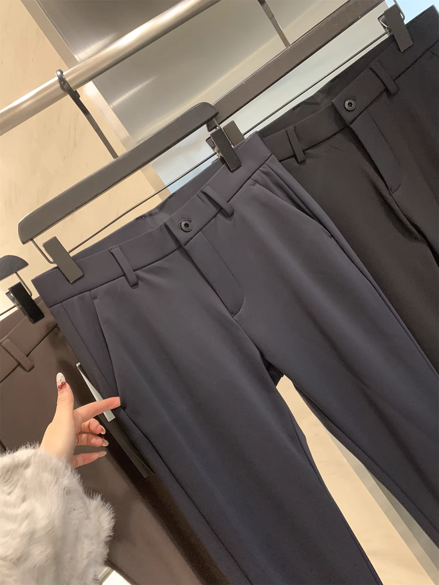 Công nghệ đen bốn lớp Don Quixote! Lớp lót lông cừu tích hợp! Quần âu thẳng dáng xuông, giữ ấm, tạo nhiệt cho nam.