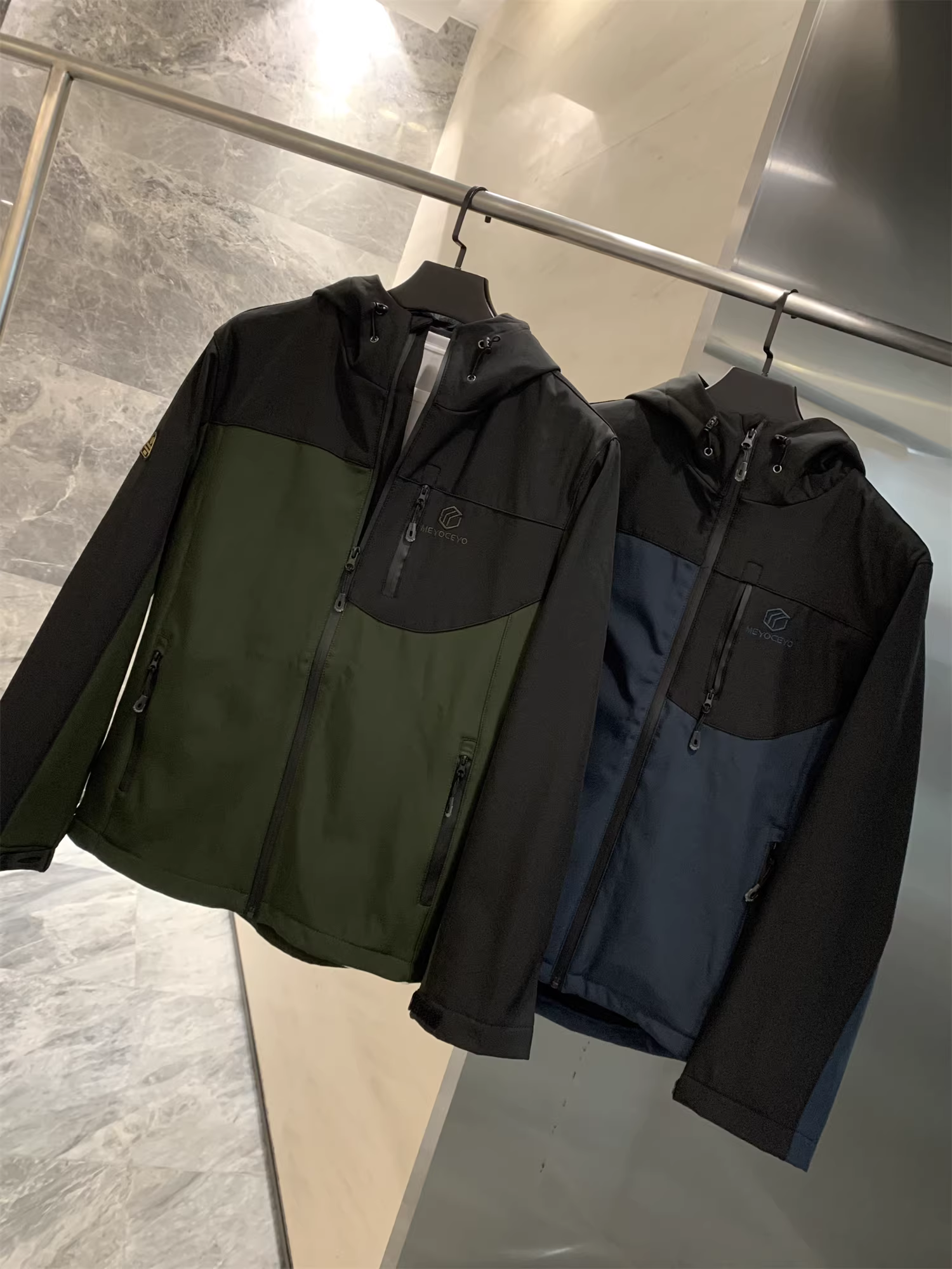 Đồ dùng cần thiết khi đi ngoài trời Don Quixote! Thiết kế phối màu! Áo khoác có mũ trùm đầu ấm áp, lót lông cừu, chống gió mùa thu đông dành cho nam.