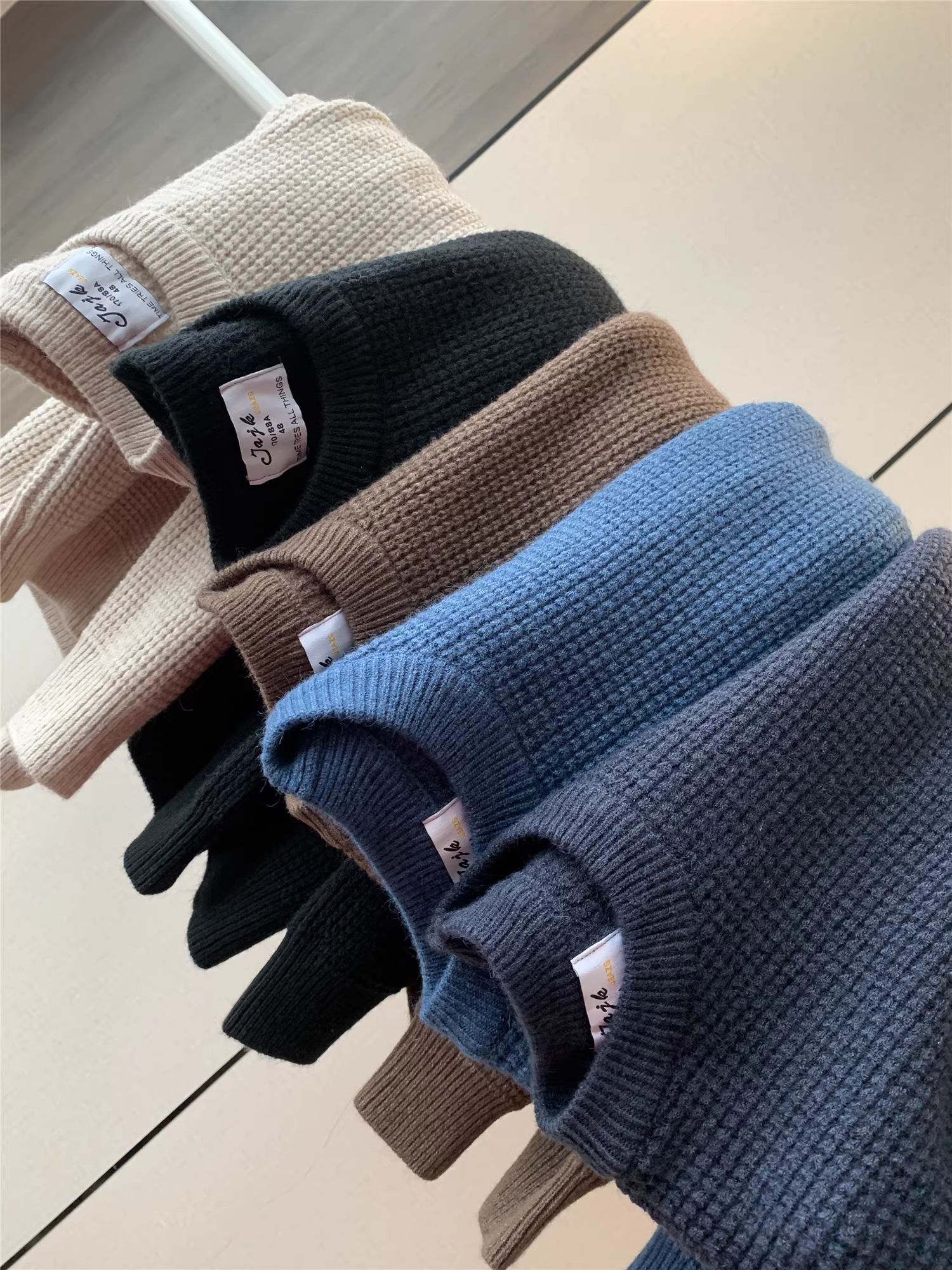 Don Quixote thật tuyệt vời! Chất liệu vải waffle dệt kim! Áo len dệt kim cổ tròn màu trơn phong cách thường ngày mùa thu đông.