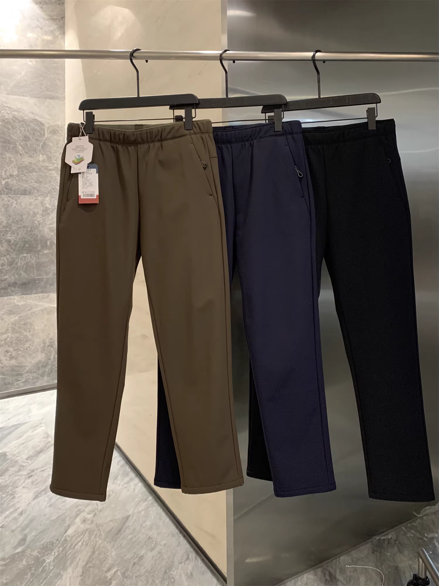 Phong cách năng động ngoài trời Don Quixote! Chất liệu lông cừu giữ nhiệt ấm áp! Quần thể thao nam may 3D chống gió và chống thấm nước.