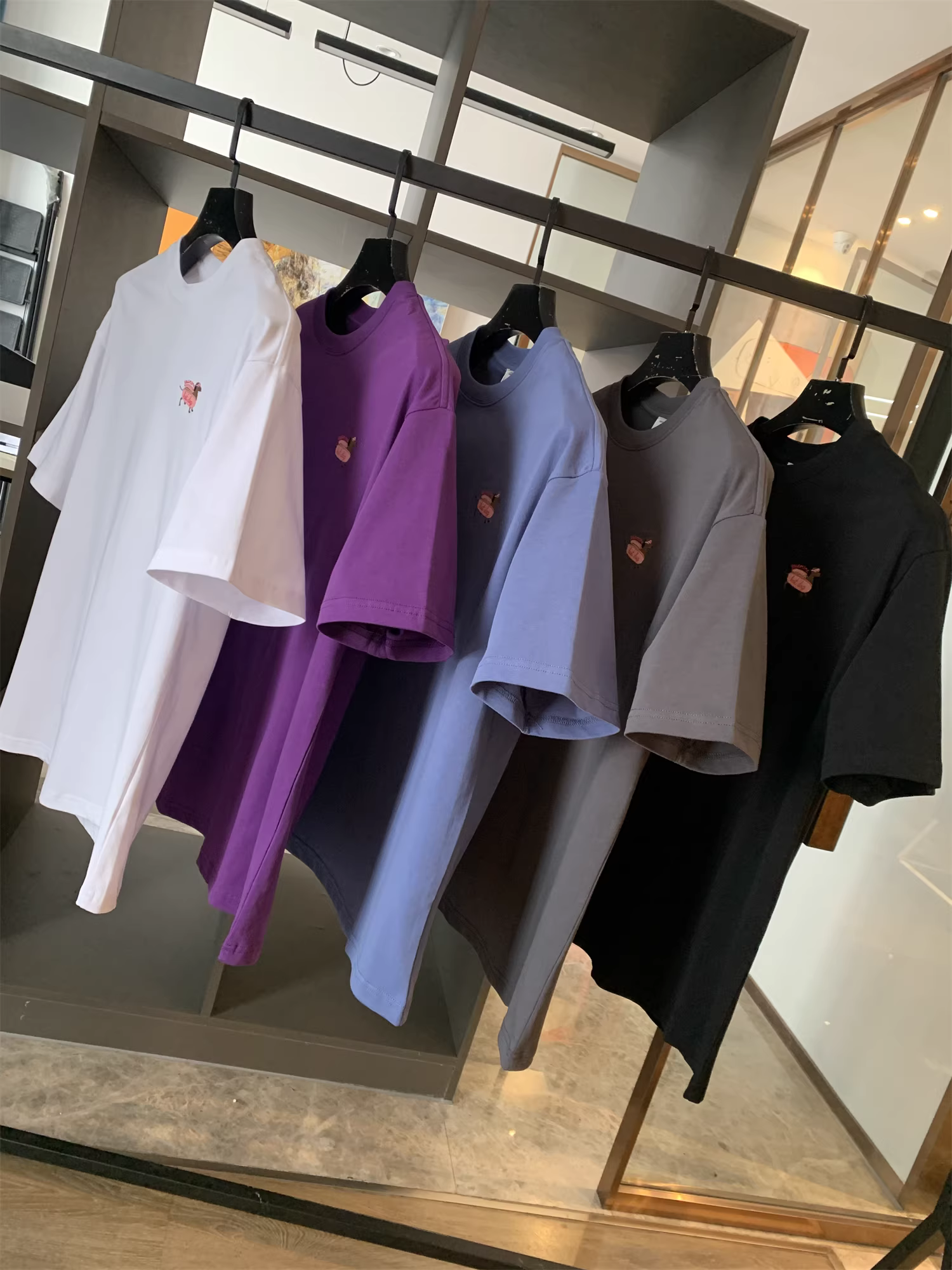 Don Quixote 100% cotton! Thêu tinh tế! Áo thun ngắn tay phong cách cặp đôi, rộng rãi và đa năng, kiểu dáng thời thượng.