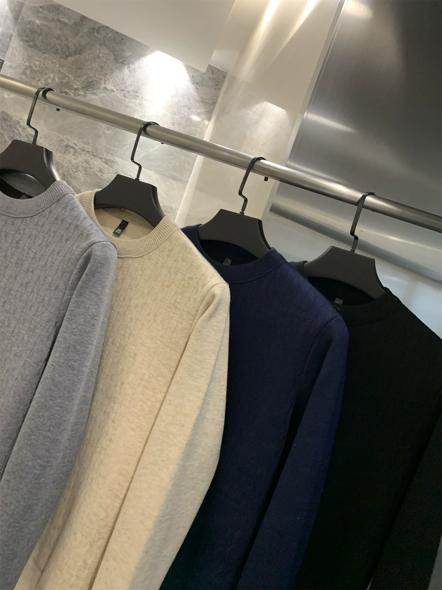 Don Quixote rất dày và mềm mại! Chất liệu jacquard có vân! Áo len dệt kim dày dặn, lót lông cừu giữ ấm mùa thu đông.