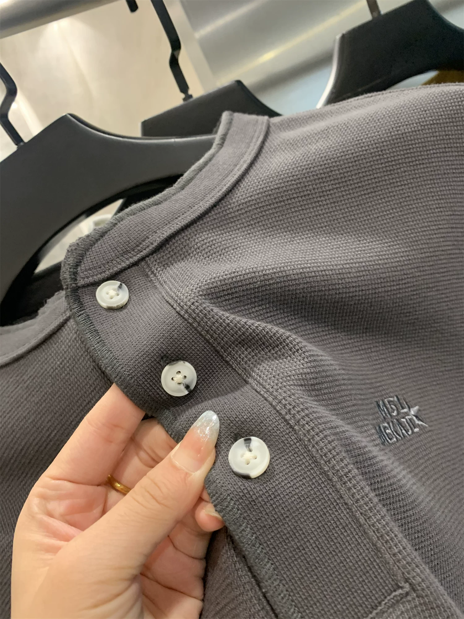 Don Quixote, phong cách chàng tough guy cổ điển nguyên bản! Áo thun ngắn tay màu trơn, cổ Henry, nửa khuy, dáng rộng và đa năng dành cho nam.