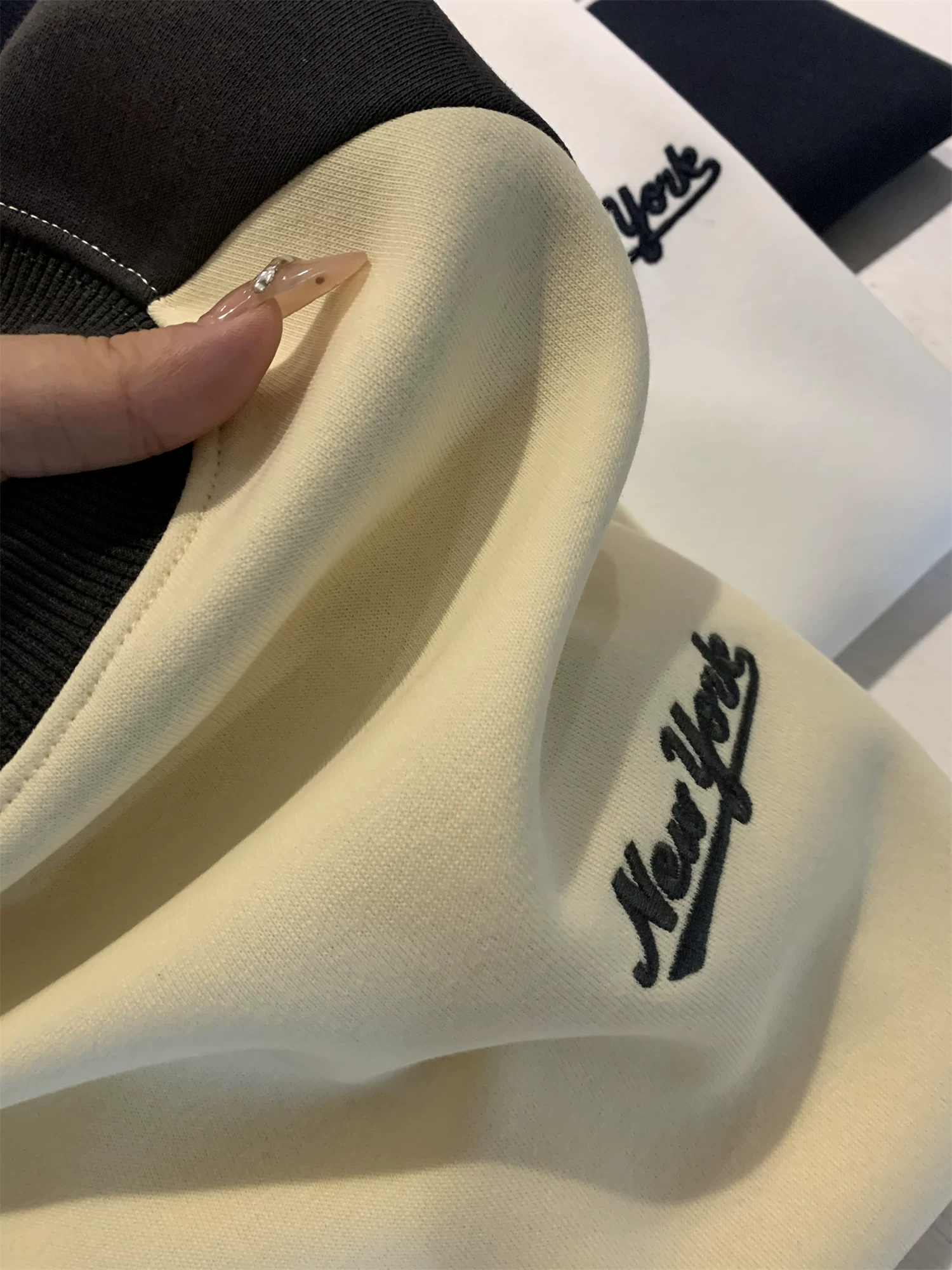 Dòng thiết kế Don Quixote! Áo len chui đầu cổ tròn tay raglan phối màu theo phong cách Mỹ dành cho nam.