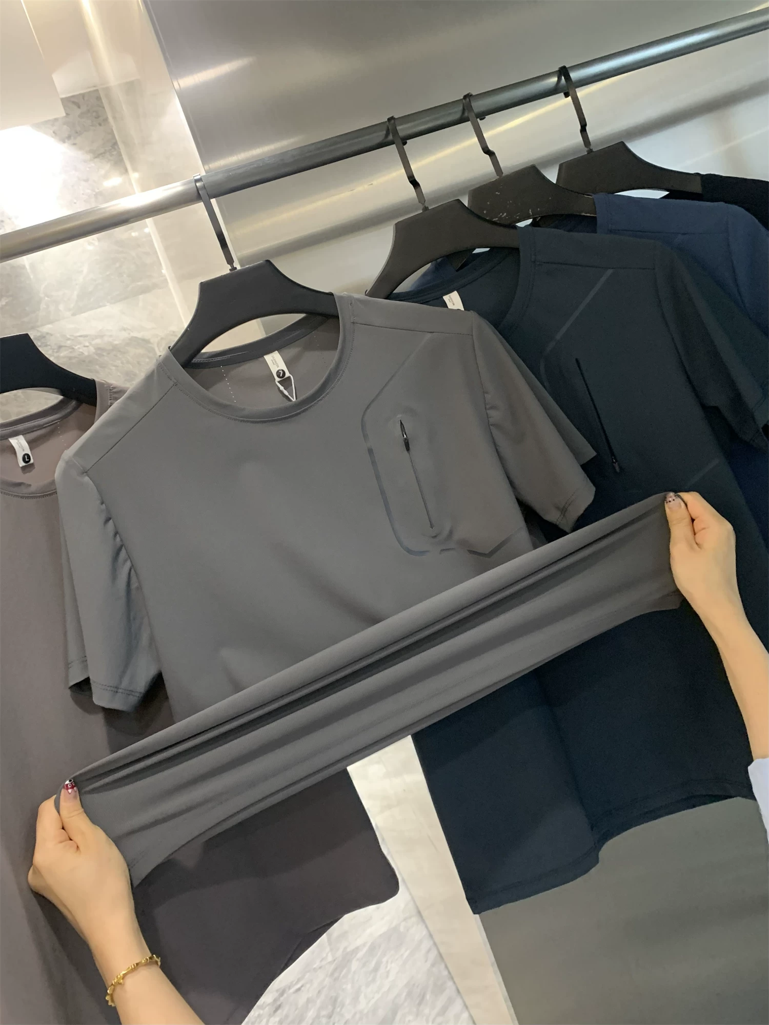 Don Quixote Nhẹ và nhanh khô! Áo thun ngắn tay có băng dính, co giãn và thoáng khí, thích hợp cho huấn luyện thể thao và giải trí ngoài trời mùa hè dành cho nam giới