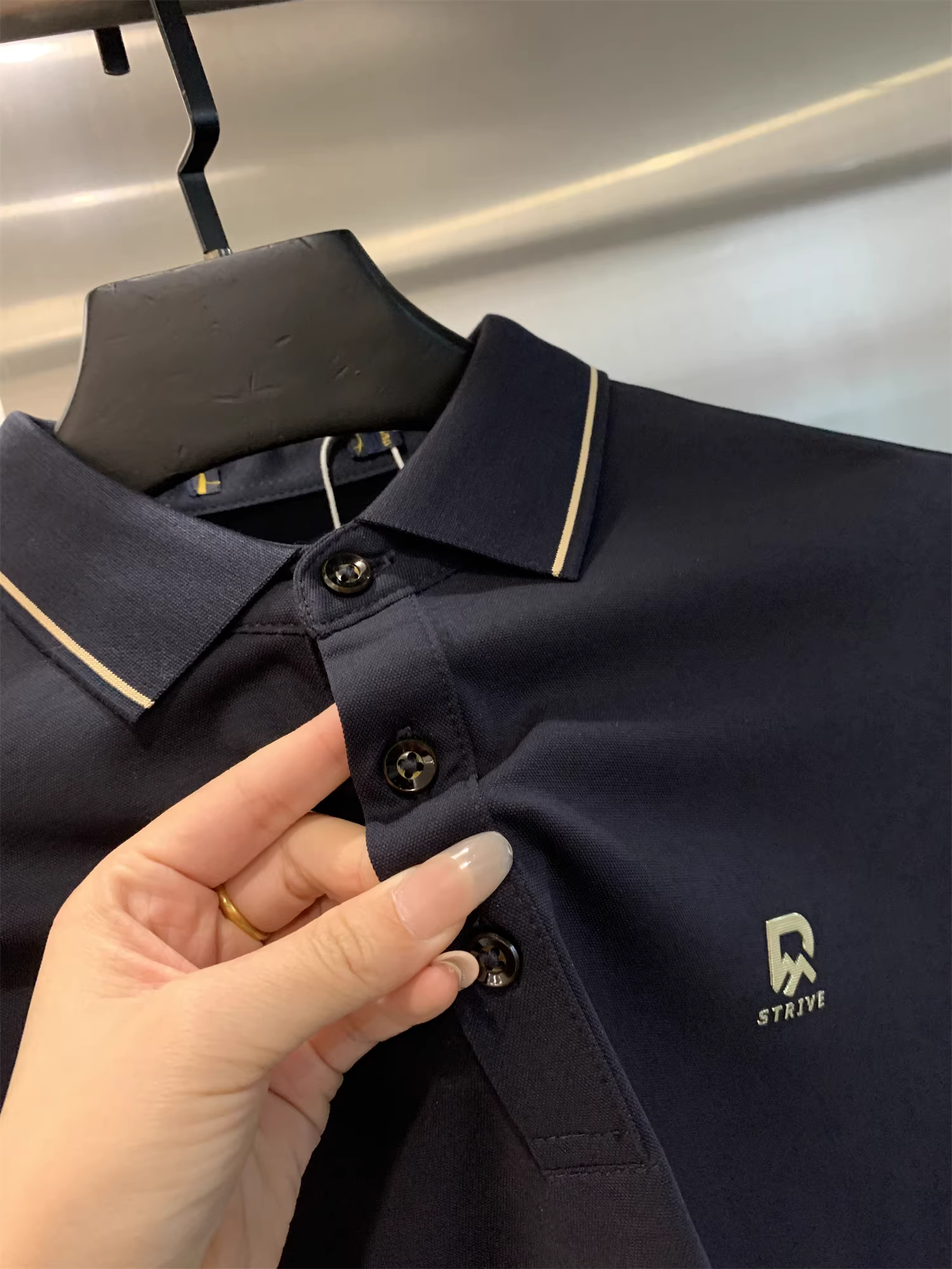 Áo polo nam chất liệu cotton Mercerized pha tơ tằm Don Quixote! Mềm mại, thoáng khí, mịn màng và thân thiện với da, kiểu dáng đơn giản.