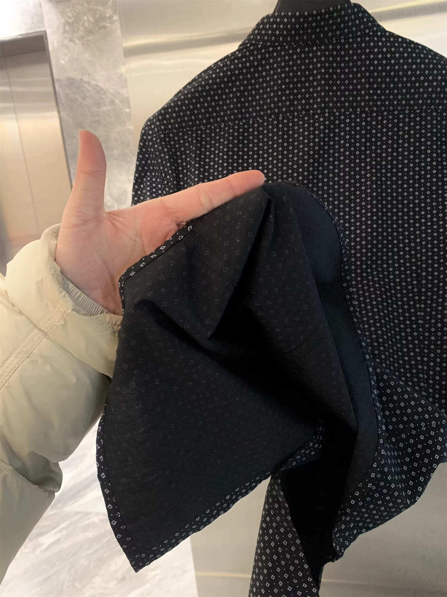 Don Quixote đến Thụy Điển! Thiết kế hoa văn chấm bi! Áo sơ mi dài tay đa năng, phong cách thường ngày dành cho nam.