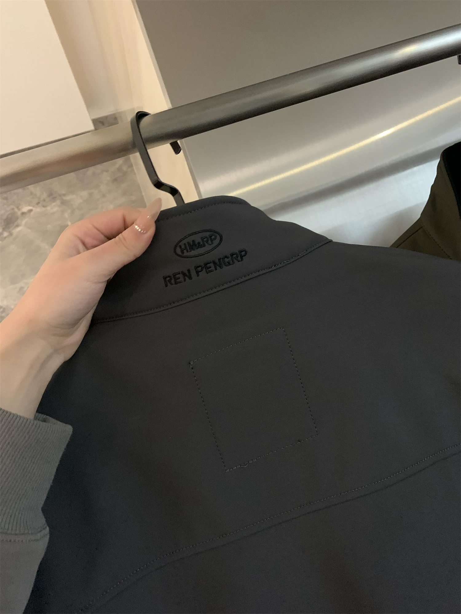 Công nghệ ngoài trời Don Quixote! Áo khoác nam dày dặn, chống gió, chống thấm nước, lót lông cừu, dành cho mùa thu đông, dùng trong ngành công nghiệp xây dựng.