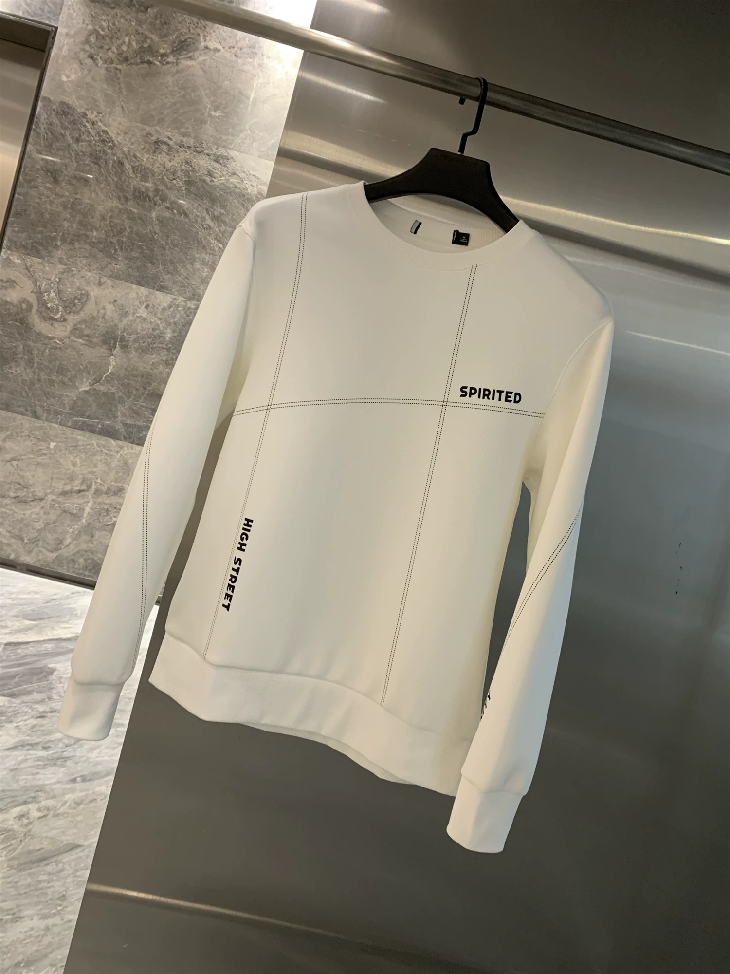 Lớp không khí của bộ sưu tập “Six Sandwiches” của Don Quixote! Áo len dài tay cổ tròn đa năng dành cho nam mùa xuân và mùa thu.