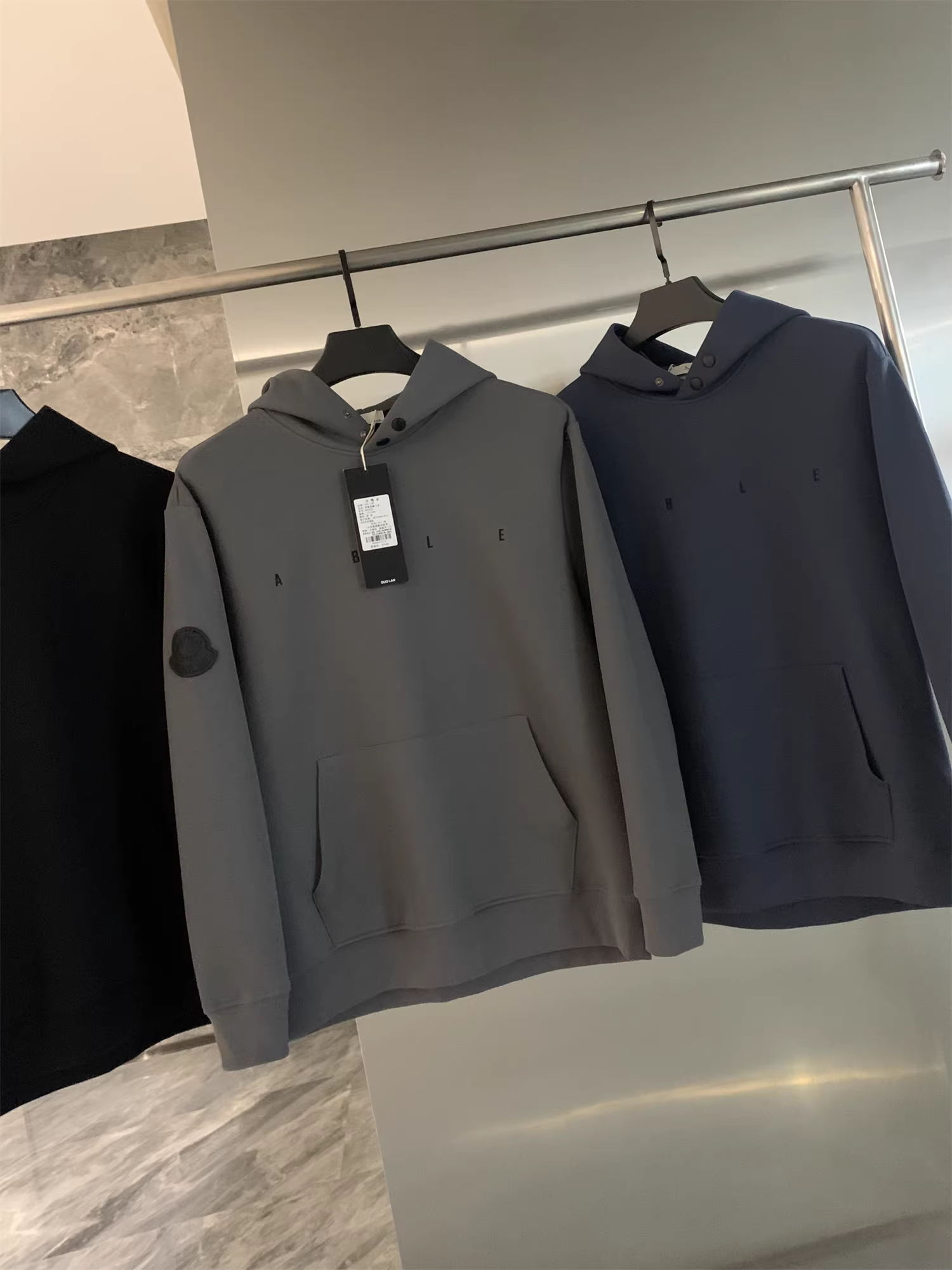 Đơn đặt hàng của công ty Don Quixote ODM! Vải cotton pha! Áo hoodie nam dày dặn, thoải mái, đa năng, thích hợp cho mùa thu đông.