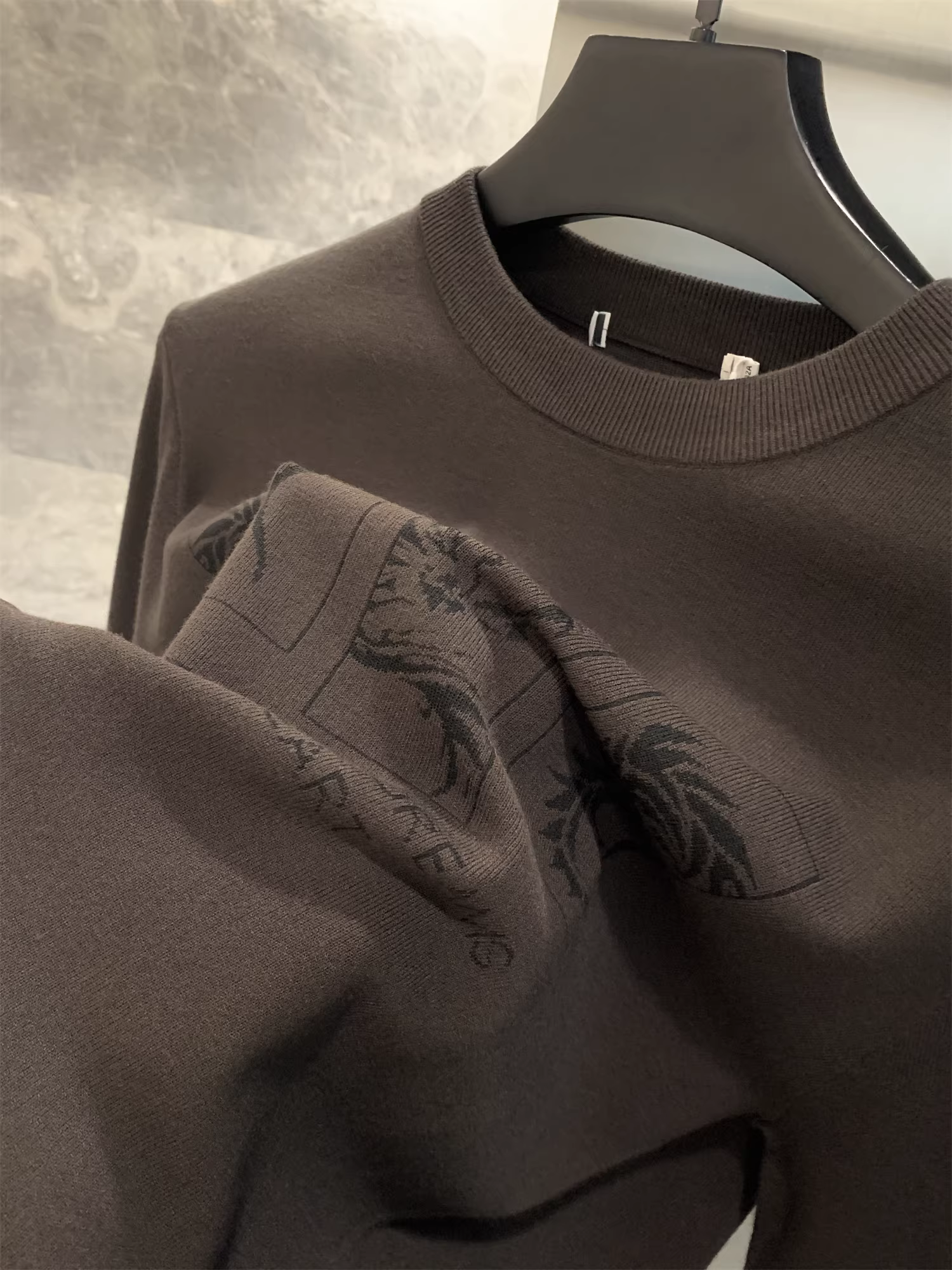 Ưu điểm của dòng sản phẩm Don Quixote H! Giá bán lẻ 268! Áo len cổ tròn mùa thu đông, chất liệu dệt kim thoáng khí, thoải mái dành cho nam.