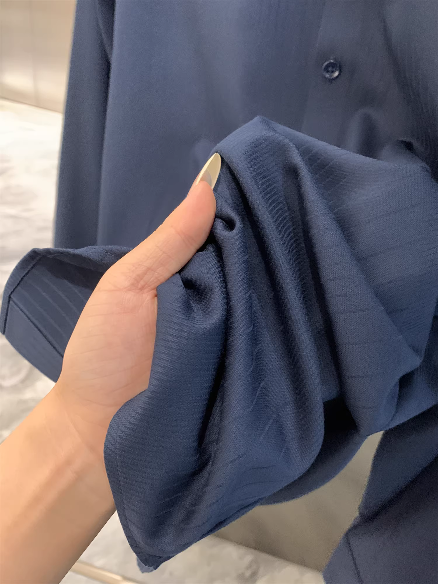 Don Quixote Màu trơn + kết cấu tối màu! Đầy sức sống! Áo sơ mi nam chất liệu mềm mại, tinh tế, thoáng khí.