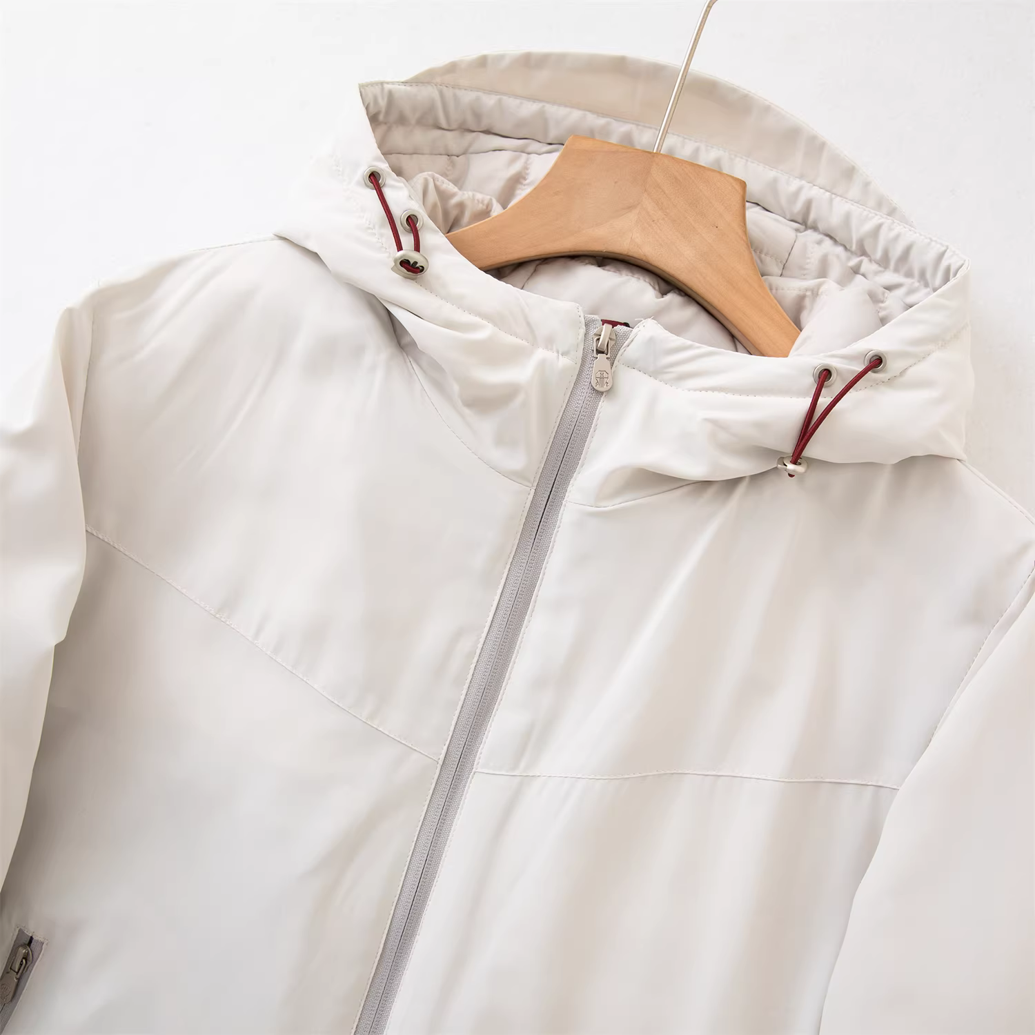 Don Quixote, phong cách sang trọng nhẹ nhàng và cổ điển! Áo khoác cotton có mũ dày dặn và ấm áp, được làm từ chất liệu pha len cừu và tơ tằm.