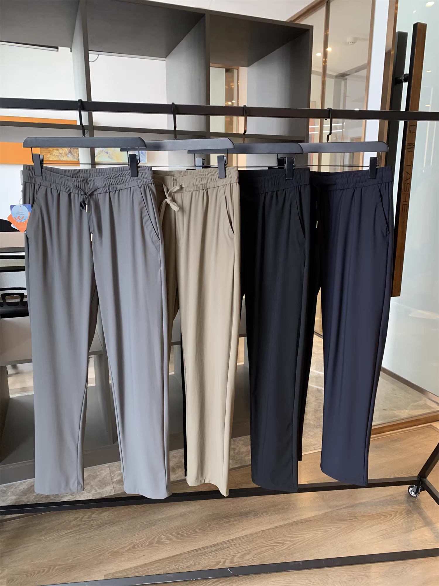 Don Quixote Cool Silk! UPF50+! Quần âu nam ống đứng, chất liệu thoải mái, thoáng khí, lưng thun co giãn.