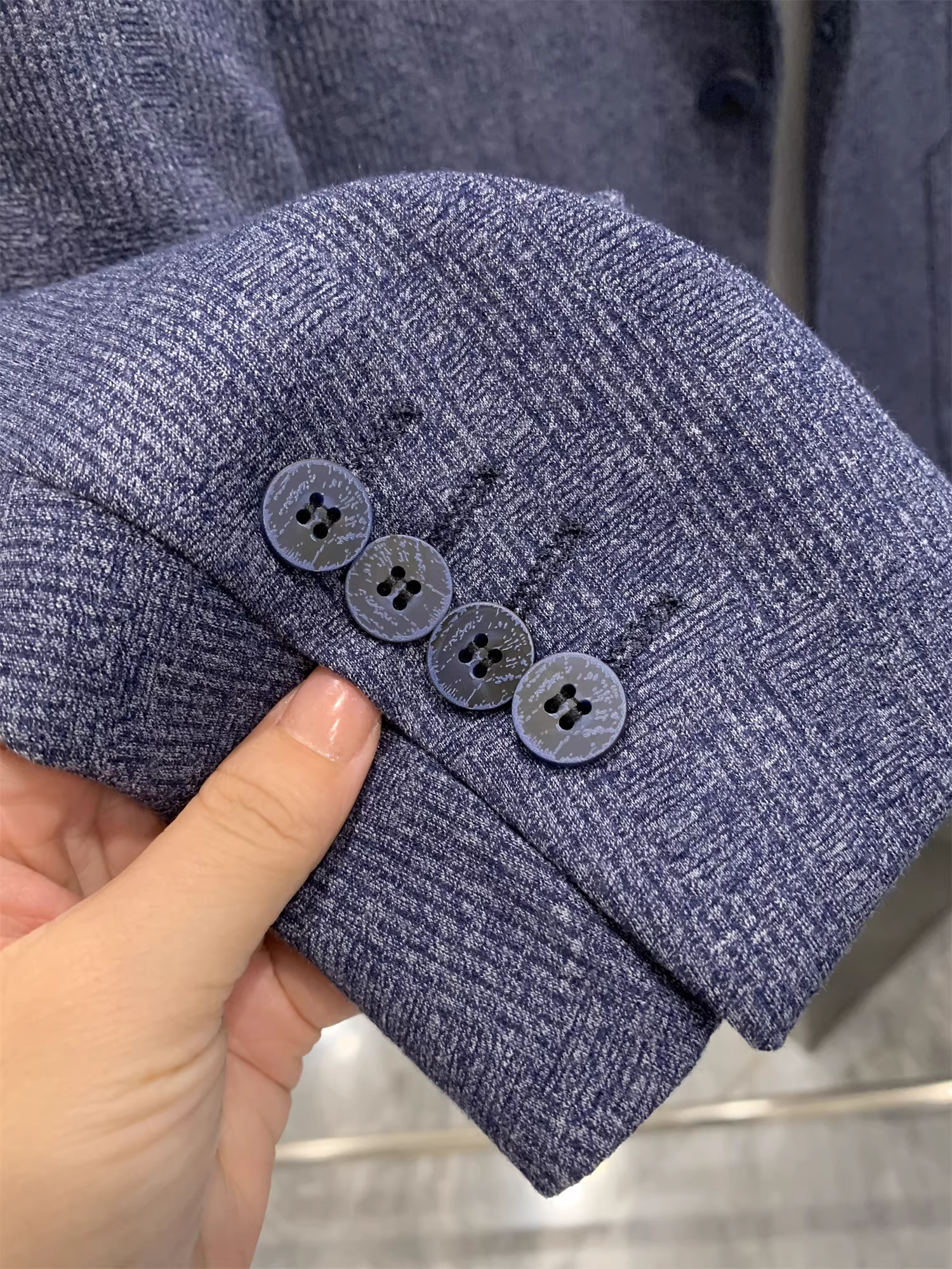 Áo blazer nam Don Quixote H series giá cực tốt! Giá tại cửa hàng chỉ 498! Áo blazer chất liệu jacquard màu trơn, kiểu dáng đa năng, lịch sự nhưng vẫn năng động.