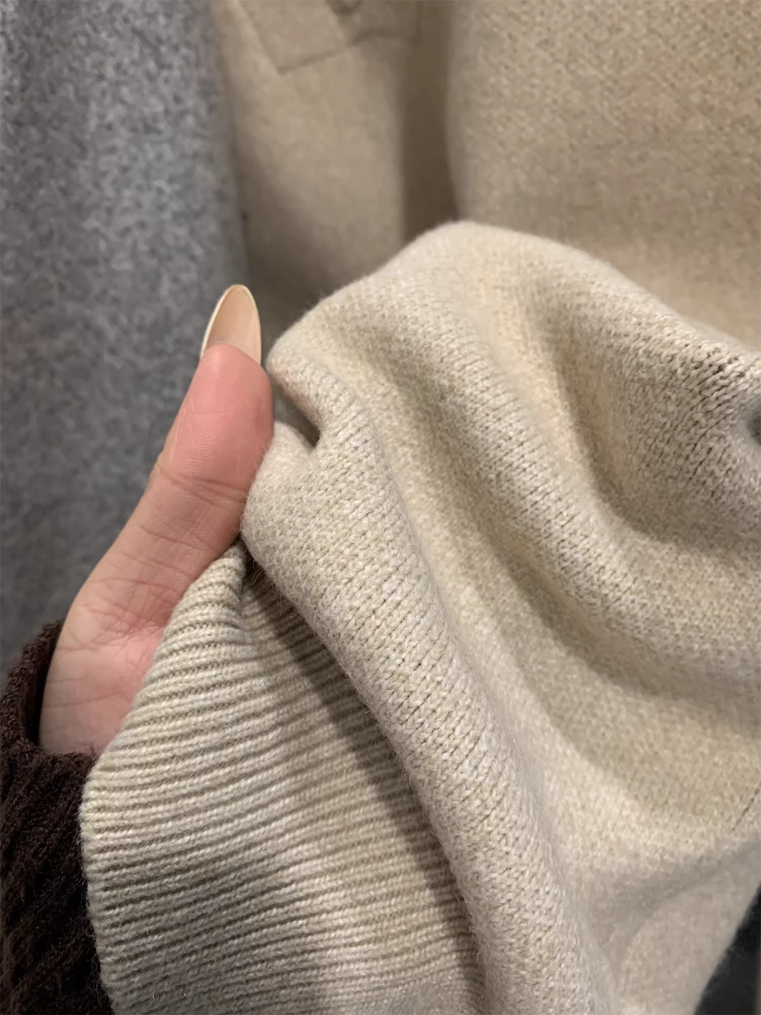 Don Quixote, phong cách tiền bạc cổ điển thanh lịch! Ấm áp và tinh tế! Áo len dệt kim cổ tròn hai lớp giả hai mảnh sang trọng nhẹ nhàng.