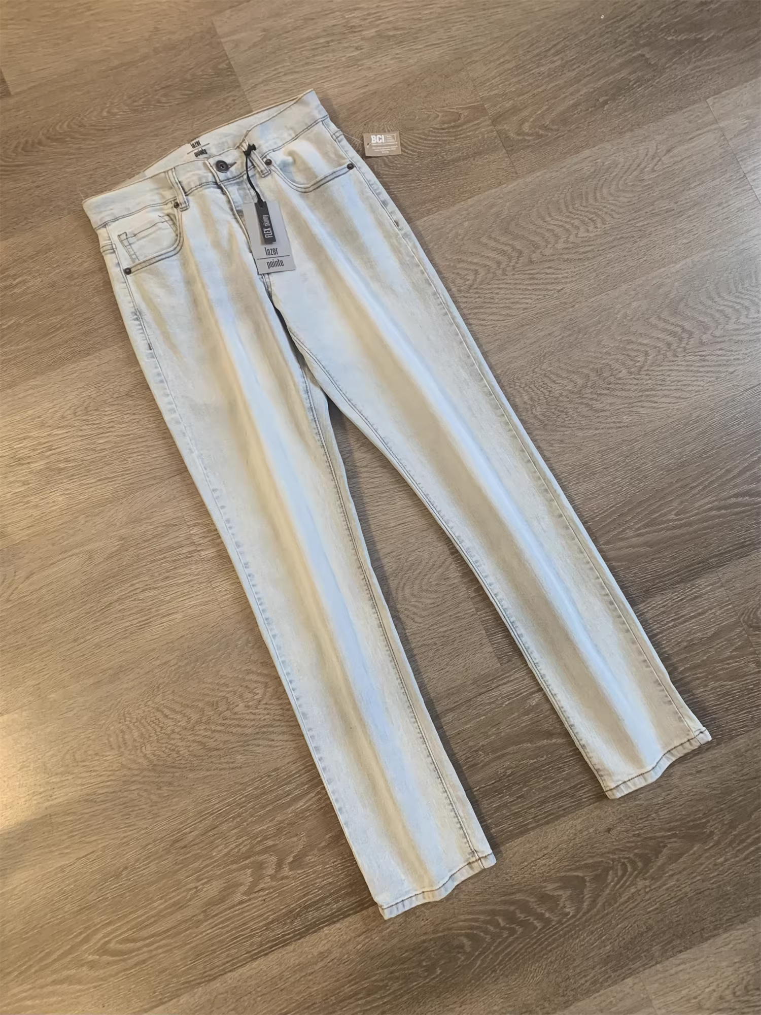 Quần Jean Don Quixote Heavyweight! Quần jean nam dáng ôm vừa vặn, chất liệu co giãn thoải mái, kiểu dáng năng động.