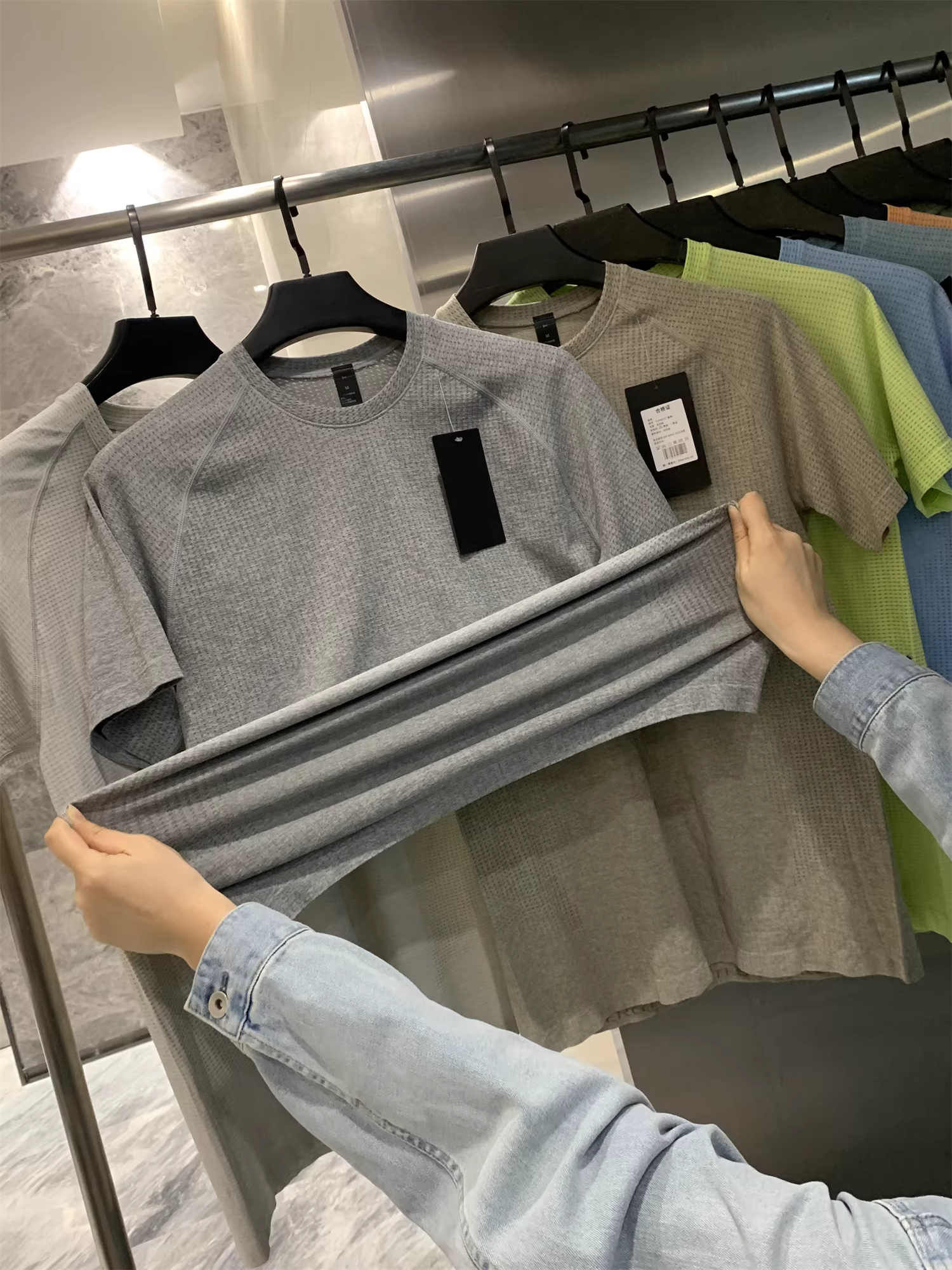 Dòng sản phẩm Don Quixote L đang rất được ưa chuộng! Áo thun ngắn tay cổ tròn, chất liệu dệt kim liền mạch, co giãn cao, thoáng khí, dành cho nam và nữ.