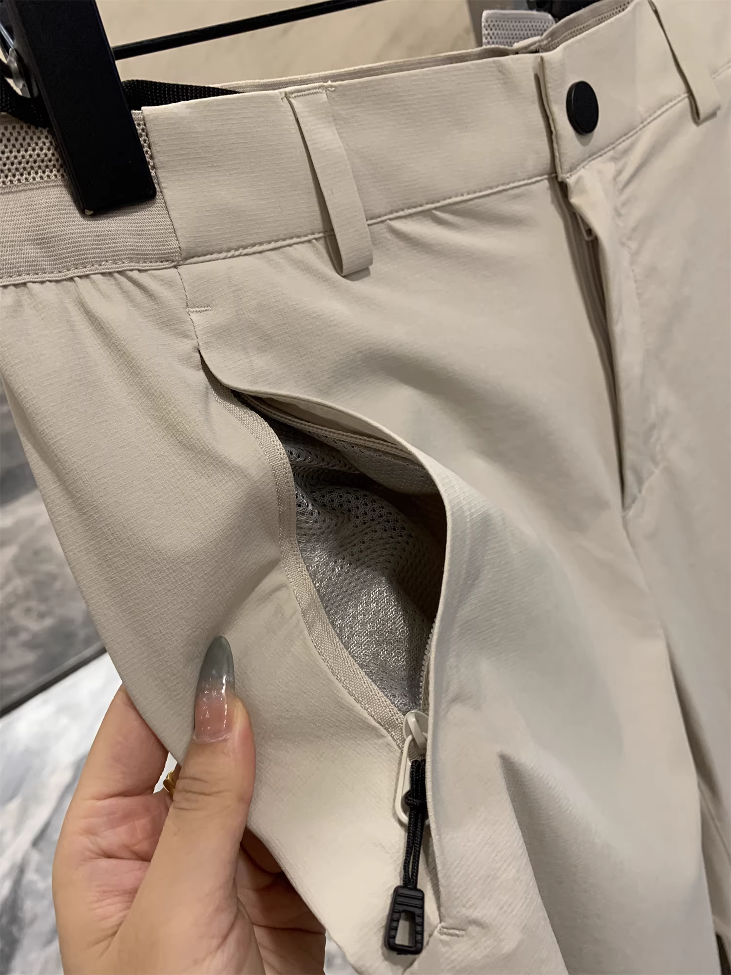 Công nghệ nhanh khô màu đen của Don Quixote! Quần thể thao ngoài trời 3D may đo, nhẹ, nhanh khô, co giãn cao, chất liệu mờ mềm mại.