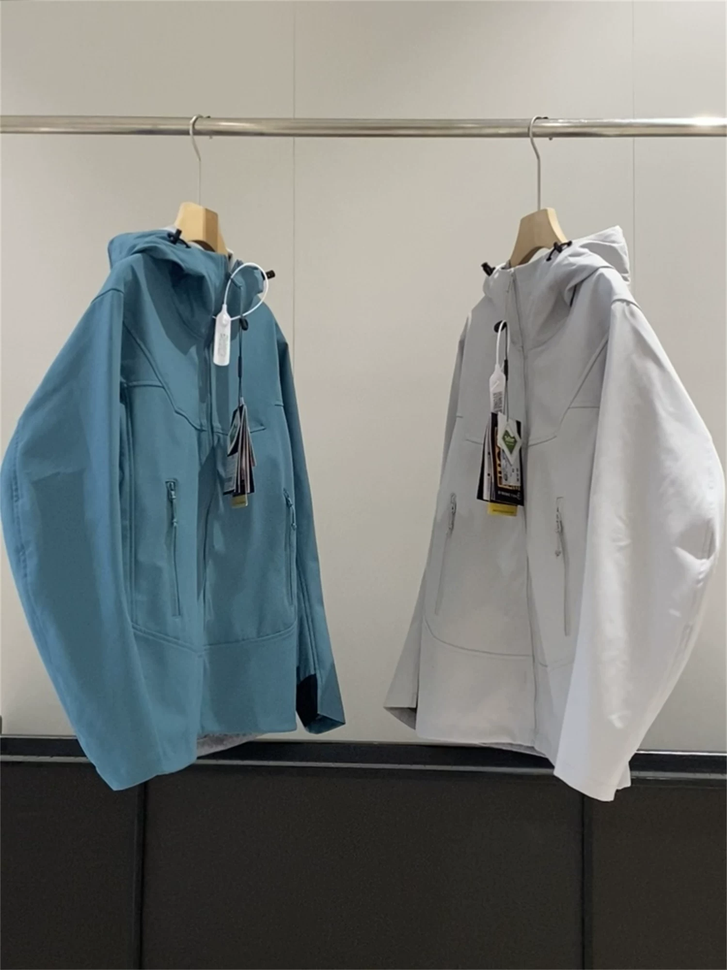 Don Quixote đang giảm giá lớn! Áo khoác ngoài trời chống gió và chống nước công nghệ ba lớp Teflon màu đen dành cho cặp đôi hợp thời trang