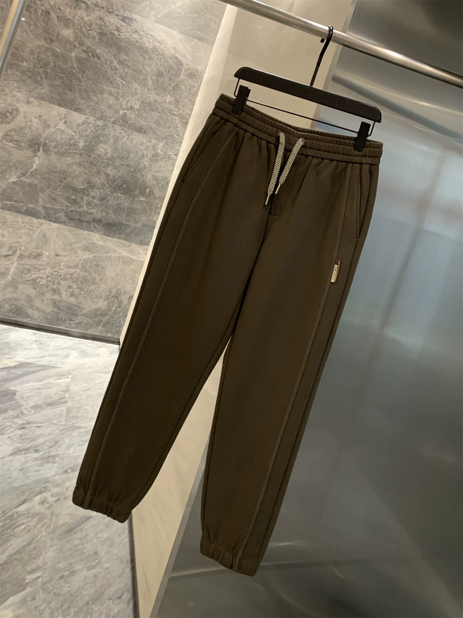 Ưu điểm của dòng sản phẩm Don Quixote H! Quần dài và quần thể thao nam chất liệu dày dặn, ấm áp, thiết kế 3D, cạp chun co giãn, kiểu dáng xuông, thích hợp cho mùa thu đông.