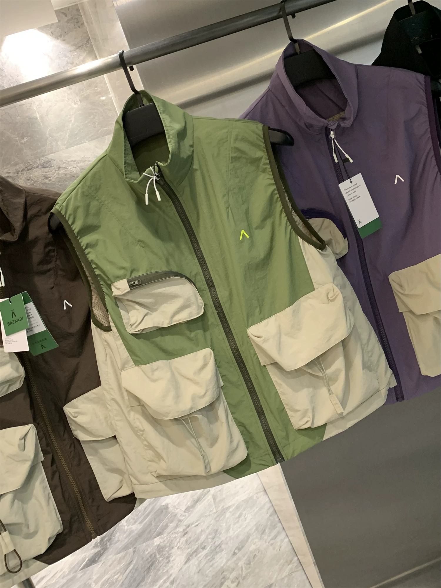 Don Quixote Mountain Series Outdoor! Chức năng đa dạng, chống gió và chống thấm nước! Áo vest làm việc nhiều túi nhẹ, thích hợp cho mùa hè.