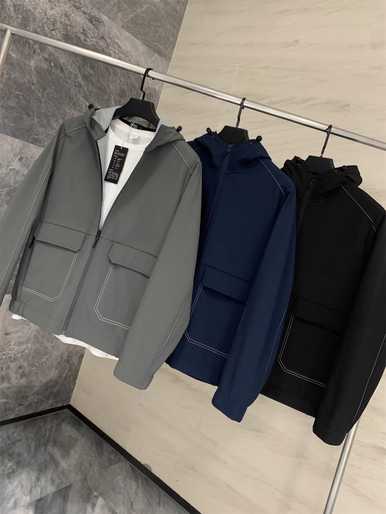 Don Quixote có thiết kế nhiều lớp và phong cách! Lớp lót bằng vải lông tổng hợp! Áo khoác nam có mũ trùm đầu, đường may lộ ra, thích hợp cho mùa thu và mùa đông.