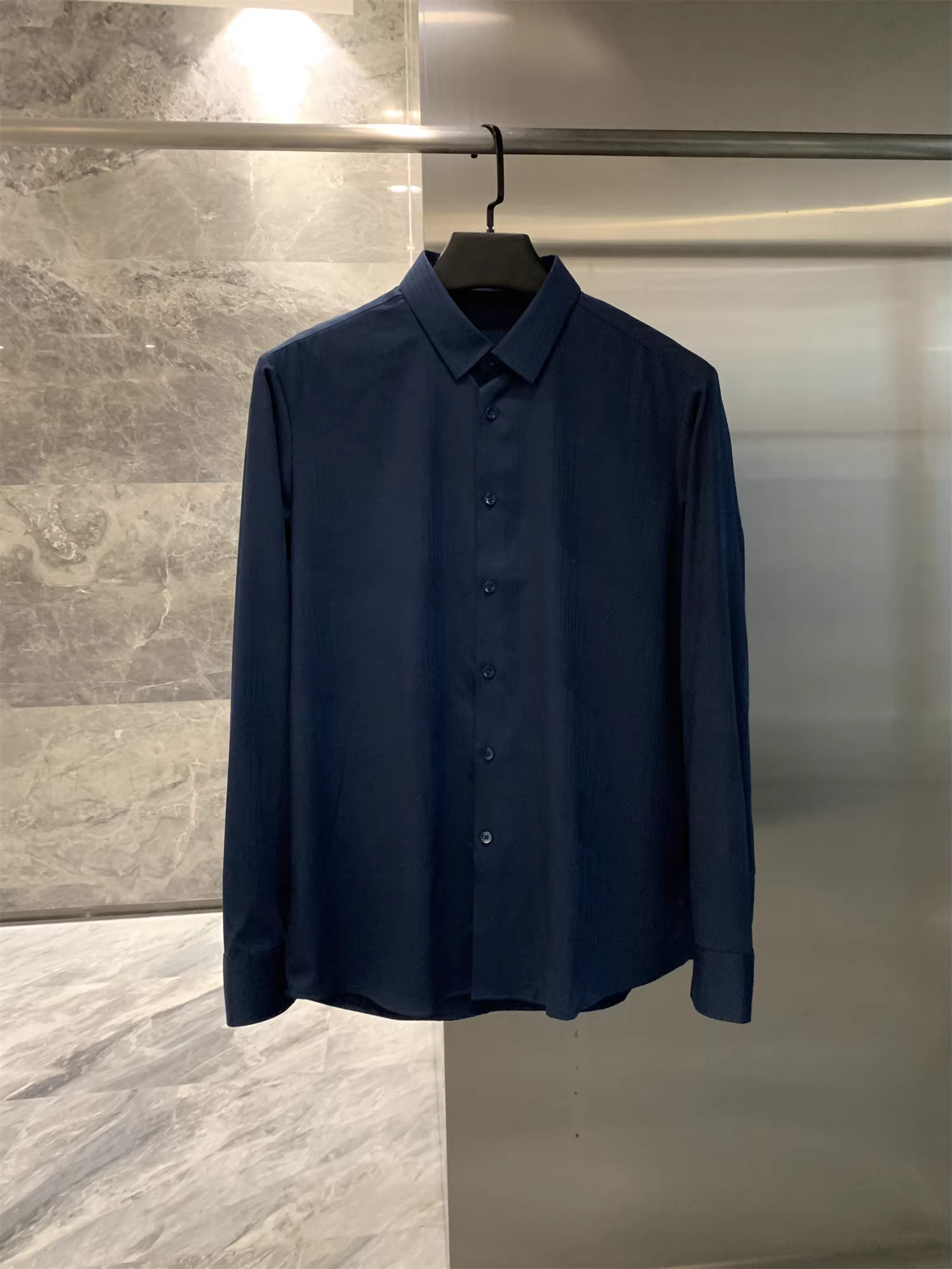 Don Quixote Màu trơn + kết cấu tối màu! Đầy sức sống! Áo sơ mi nam chất liệu mềm mại, tinh tế, thoáng khí.