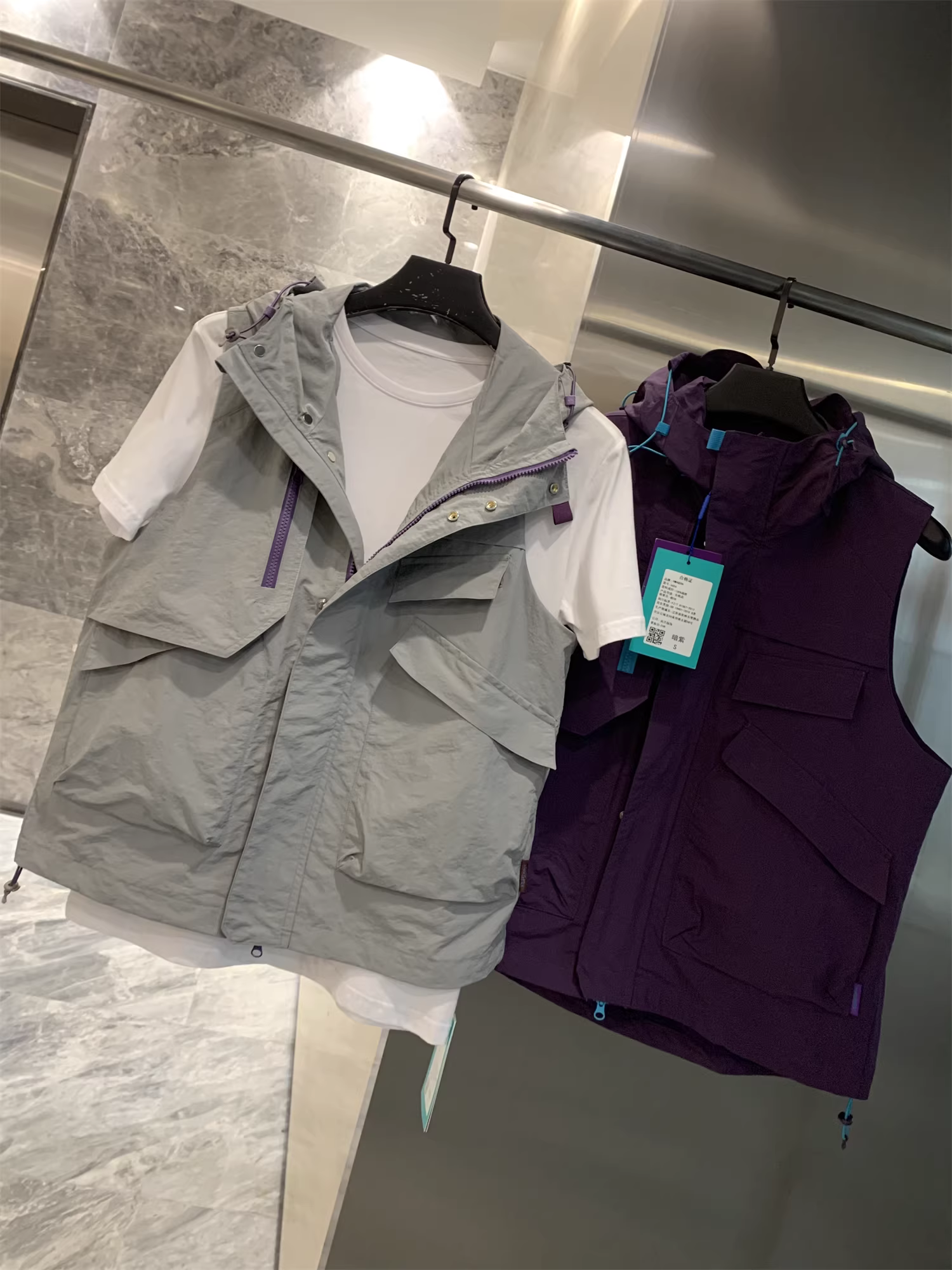 Don Quixote Mountain Series Outdoor! Chức năng đa năng, chống gió và chống thấm nước! Áo vest có mũ trùm đầu, nhiều túi, nhẹ, dành cho nam và nữ.