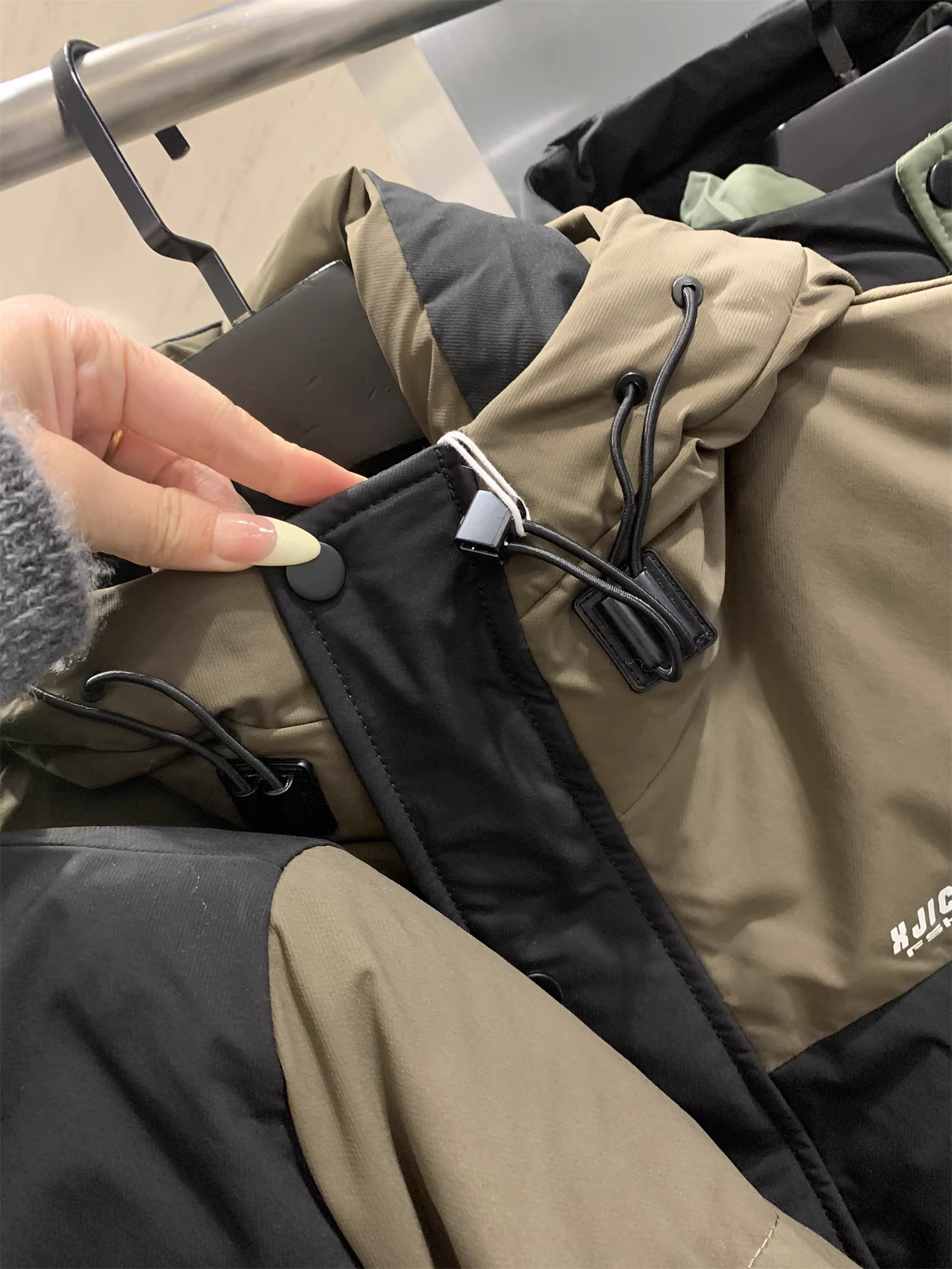 Áo khoác phao nam Don Quixote dày dặn và ấm áp! 90% lông vũ vịt! Áo khoác phao có mũ trùm đầu phối màu chống lạnh mùa đông thời trang.