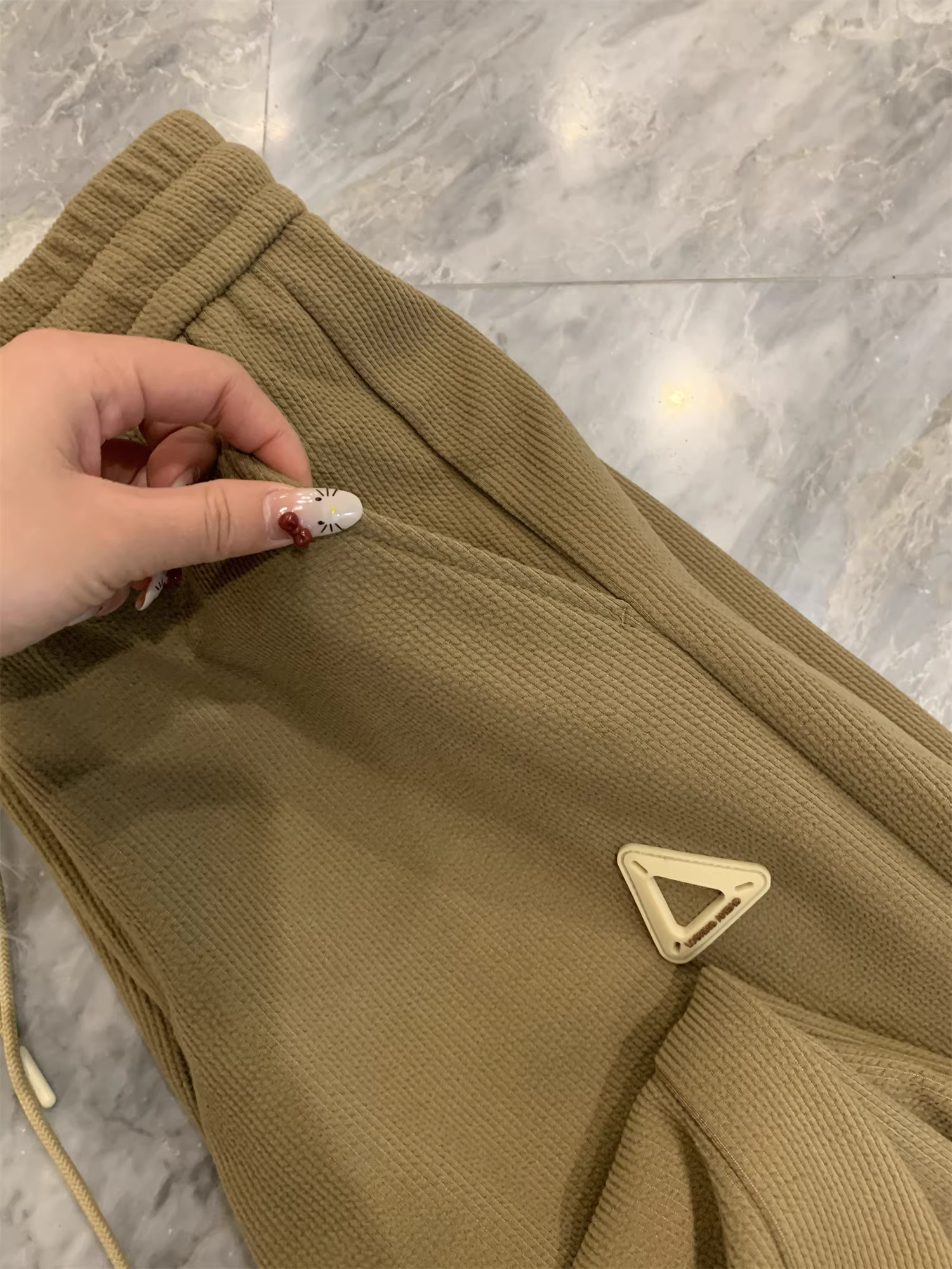 Don Quixote dòng H! Có họa tiết! Quần âu nam chất liệu dày dặn, co giãn ở eo, bo gấu, thích hợp cho mùa thu đông.