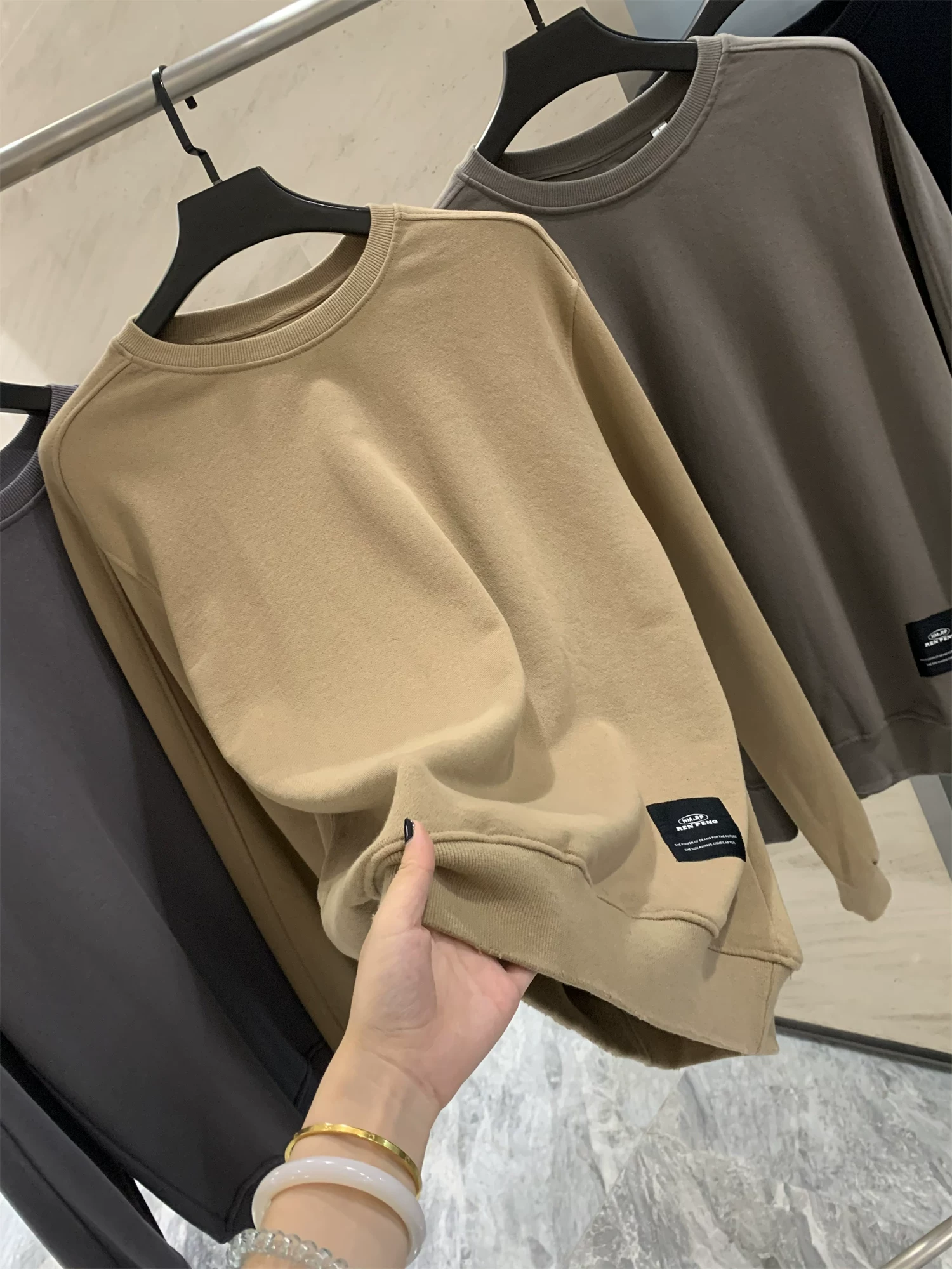 Don Quixote đang giảm giá lớn! Chất liệu vải terry cotton đã qua xử lý! Thiết kế may ba chiều, áo sweatshirt cổ tròn đa năng, phong cách thời trang.