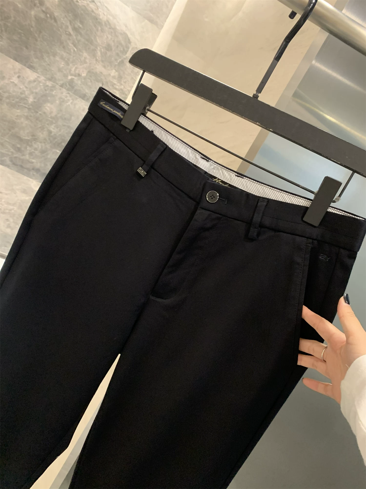 Quần âu nam Don Quixote Old Money Cashmere! Quần âu nam chất liệu cashmere mềm mại, ấm áp, dáng thẳng, thích hợp cho mùa thu đông.