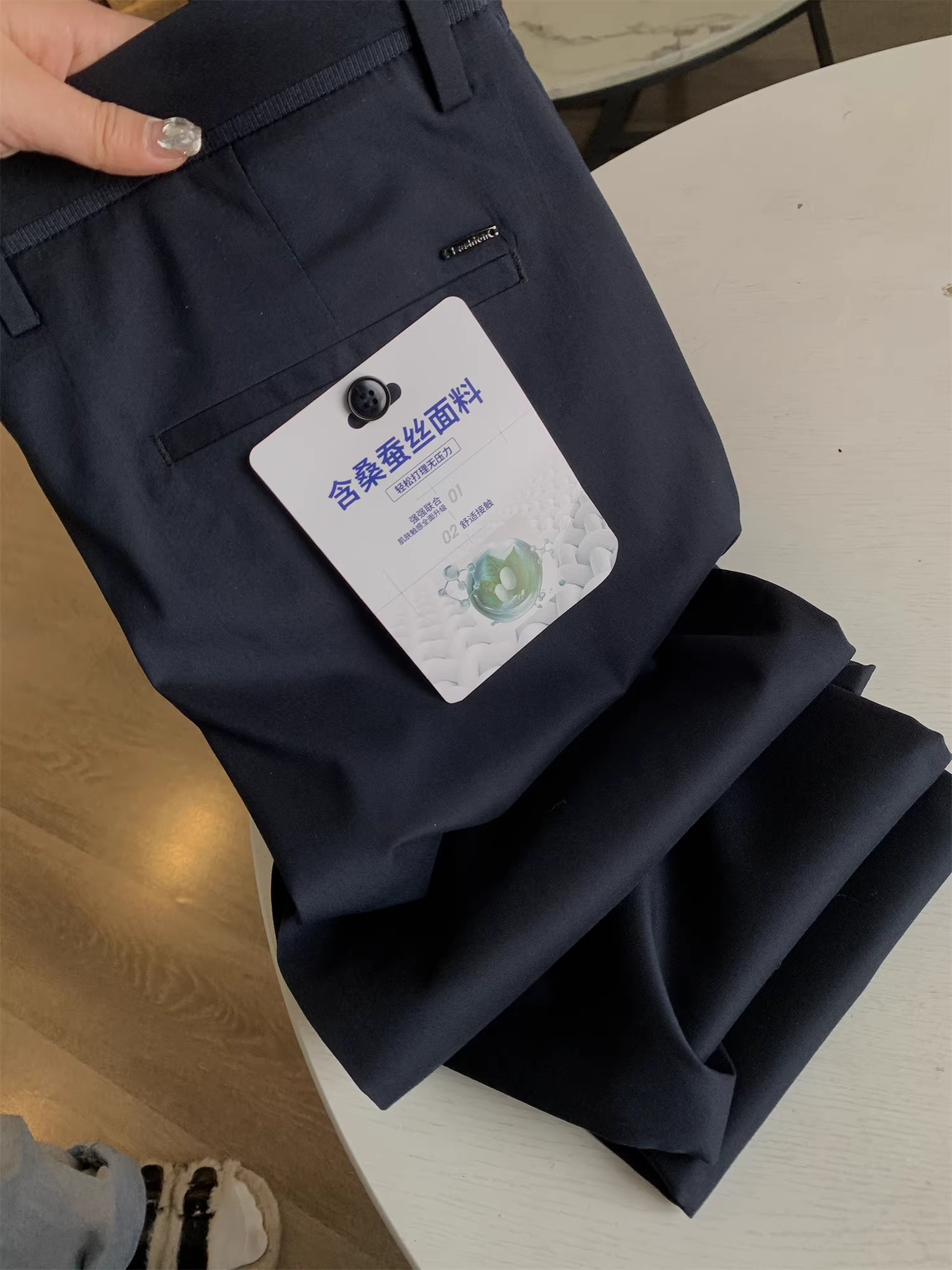 Don Quixote chứa chất liệu tơ tằm! Mềm mại, thoải mái và không bị nhăn! Quần nam mùa hè mỏng, đa năng, kiểu dáng thường ngày.