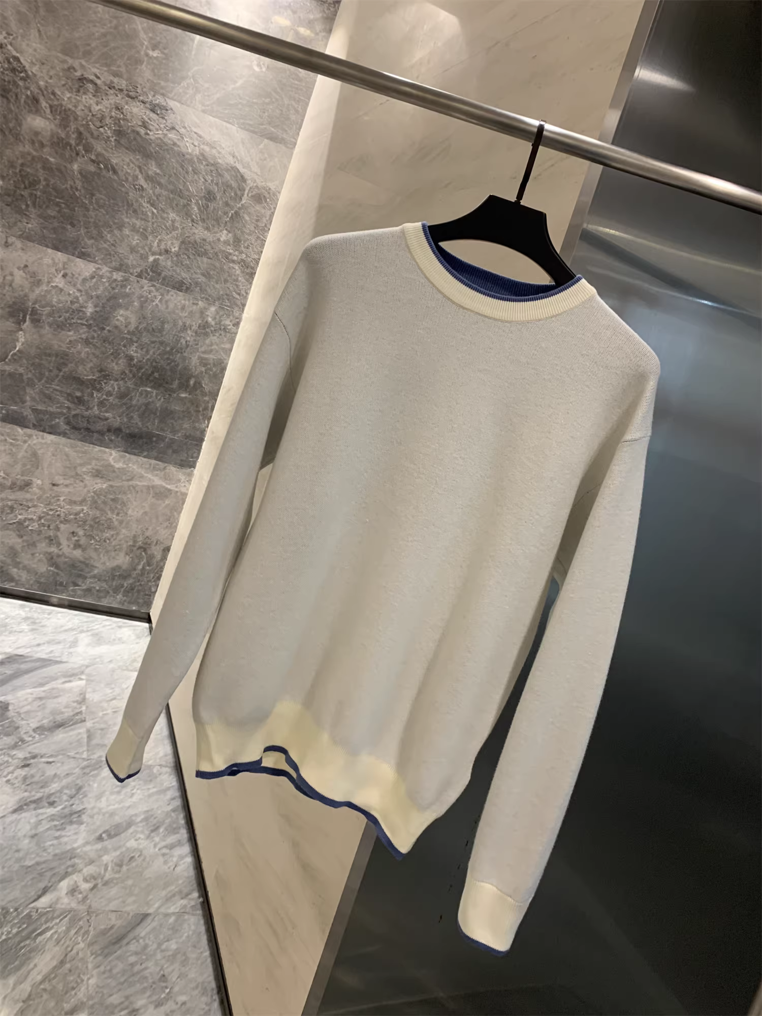 Ưu đãi hàng ngày của Don Quixote! Áo len dệt kim cổ tròn viền màu, áo len đơn giản màu trơn dành cho nam.