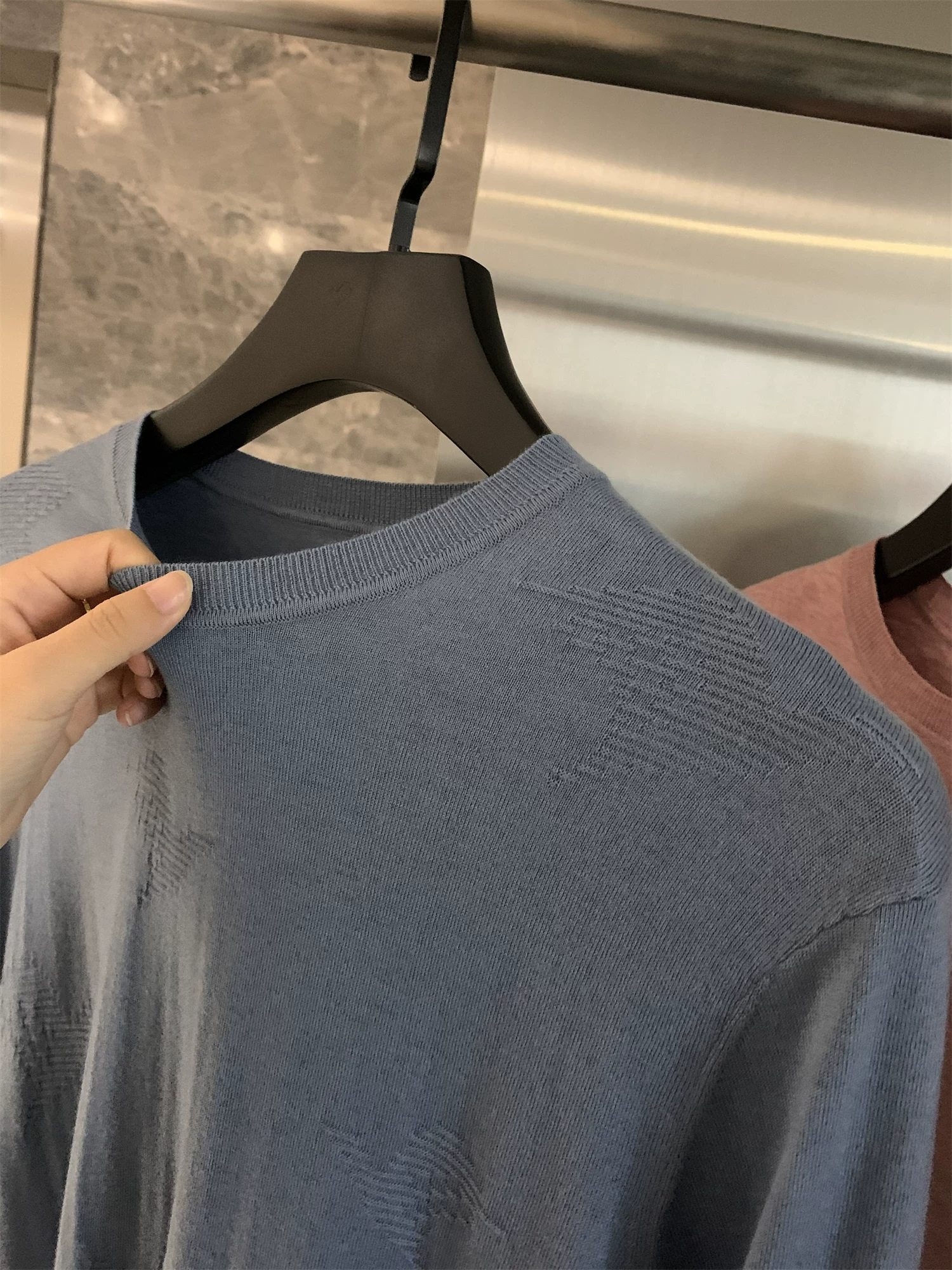 Giảm giá Don Quixote! Áo len dệt kim cổ tròn mềm mại, thân thiện với da, chất liệu len pha jacquard ba chiều dành cho nam.