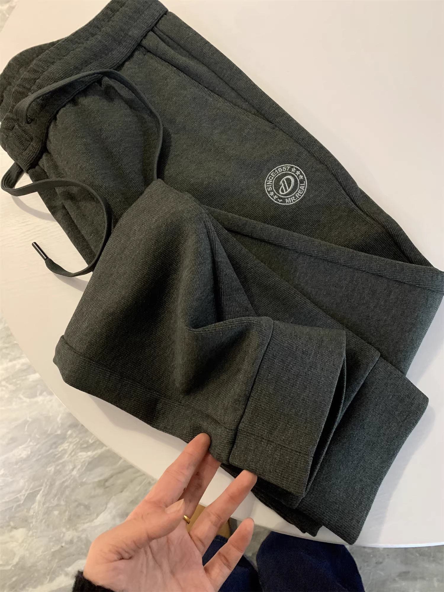 Don Quixote là một sản phẩm được đánh giá cao! Quần âu nam dày dặn, ấm áp, có dây rút, bo gấu, thích hợp cho mùa thu đông.