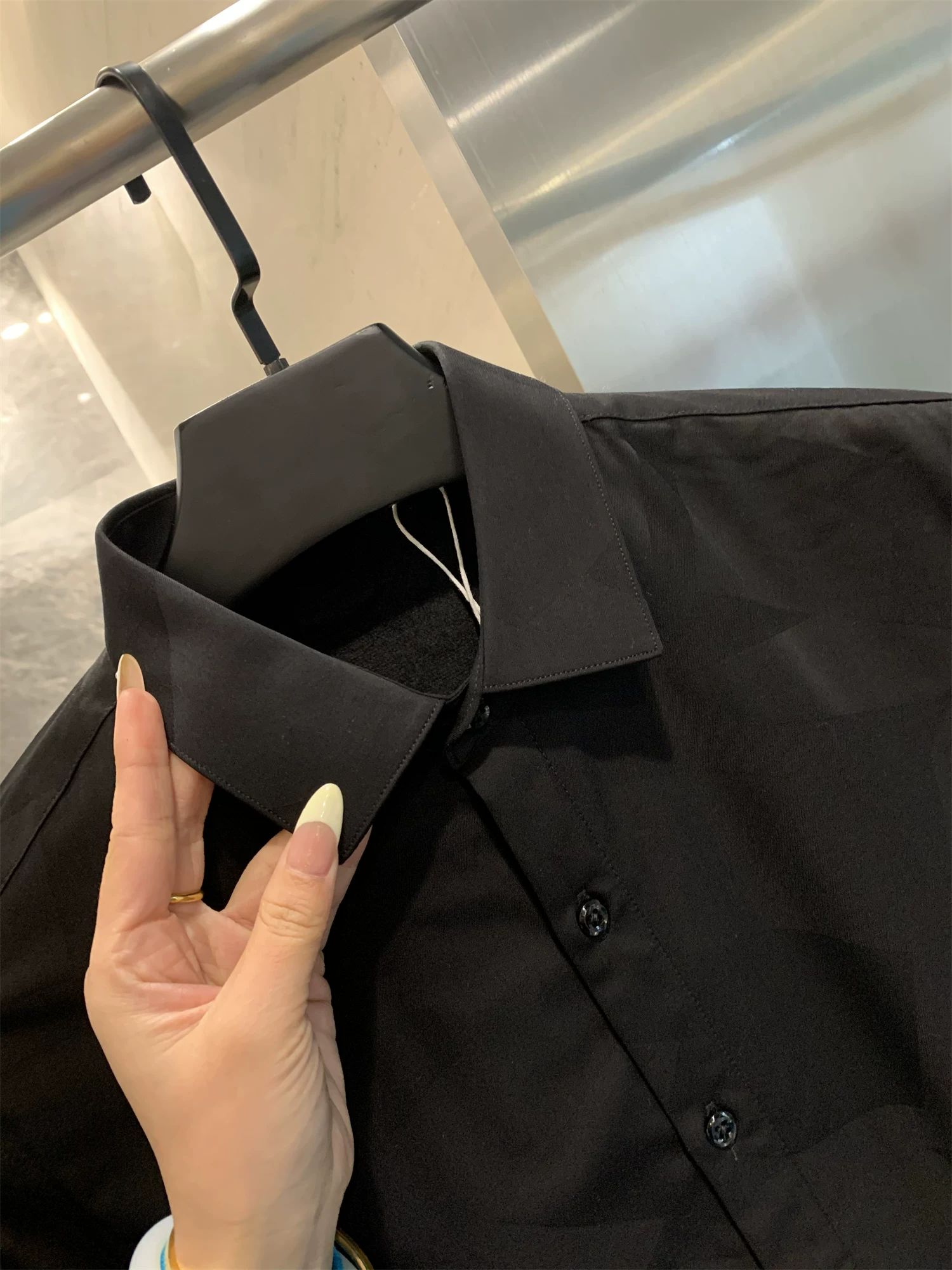 Don Quixote, một sản phẩm làm từ đậu! Kết cấu tối màu! Áo sơ mi nam mùa thu đông lót lông cừu, ấm áp, đa năng, phong cách thường ngày.